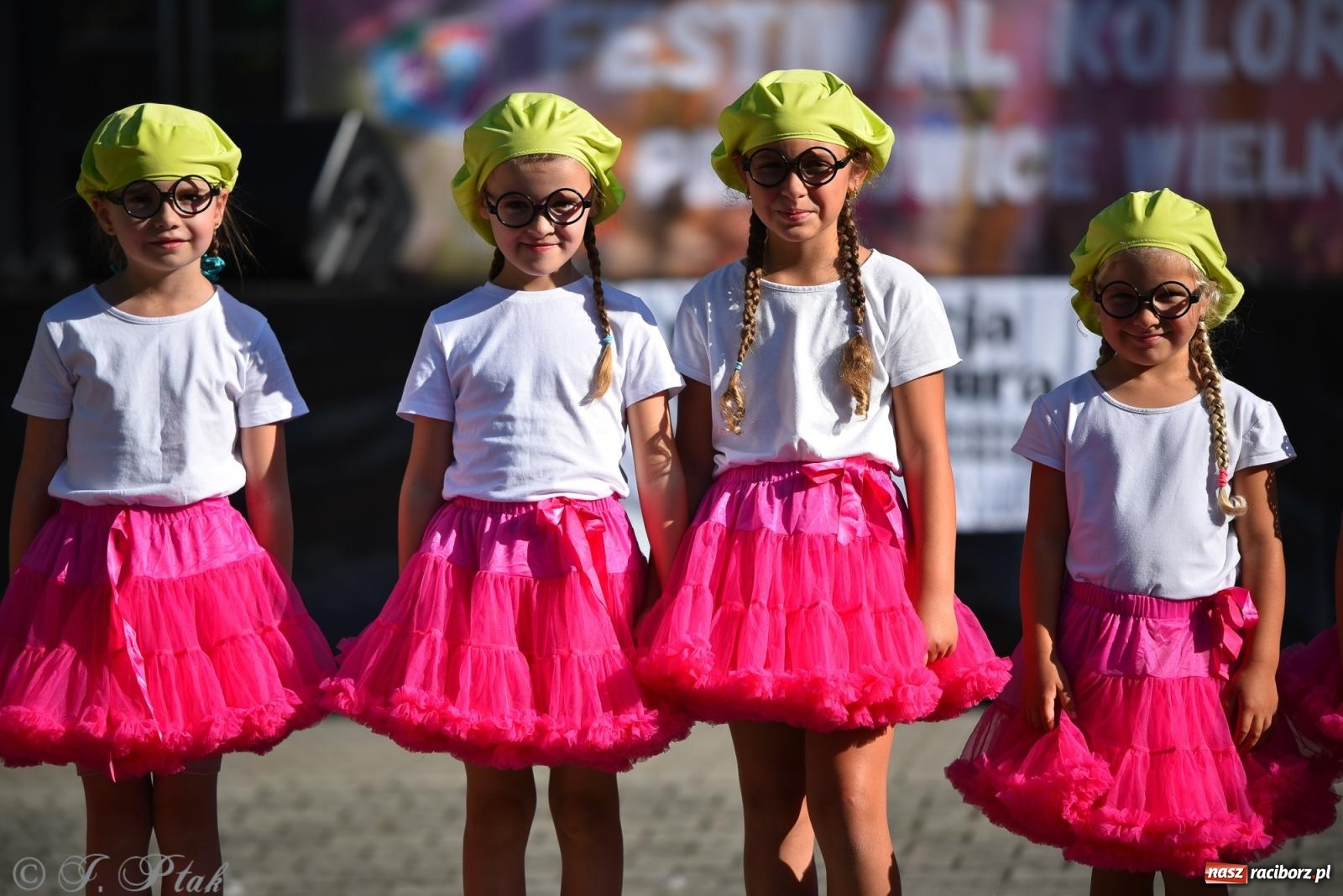 Zdjęcie w galerii na portalu naszraciborz.pl: Kolorowa fala radości w Pietrowicach Wielkich! Tłumy rodzin, muzyka i proszek holi – a to jeszcze nie koniec zabawy! wiadomości z regionu