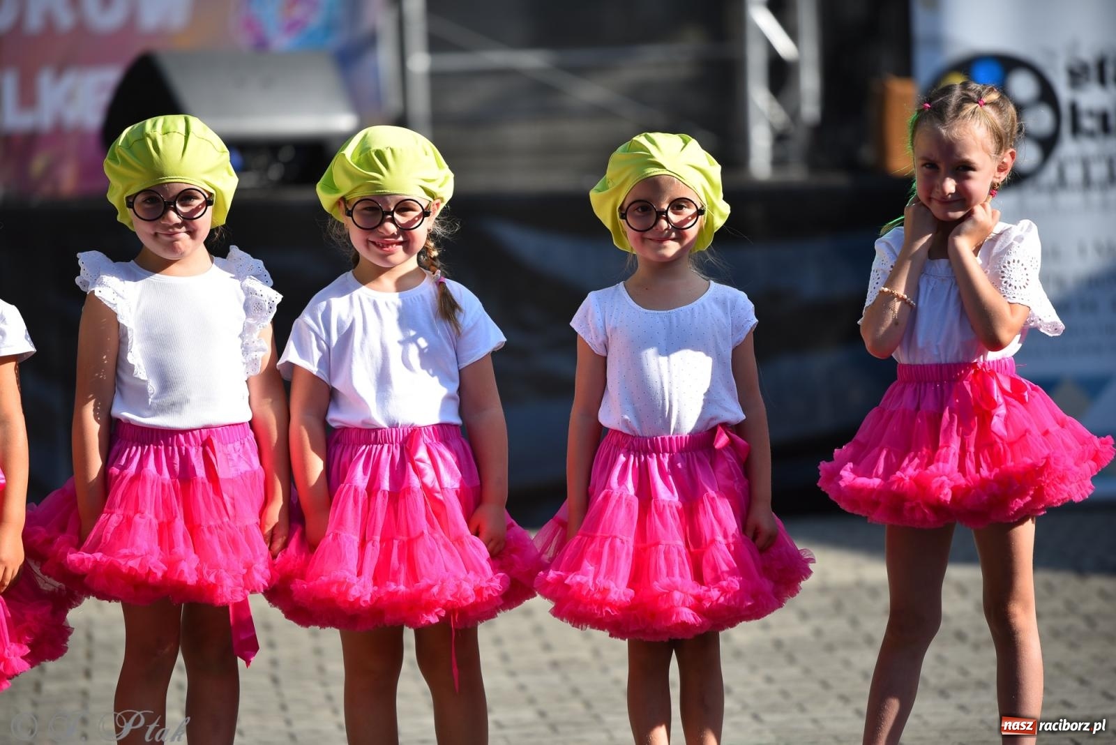 Zdjęcie w galerii na portalu naszraciborz.pl: Kolorowa fala radości w Pietrowicach Wielkich! Tłumy rodzin, muzyka i proszek holi – a to jeszcze nie koniec zabawy! wiadomości z regionu