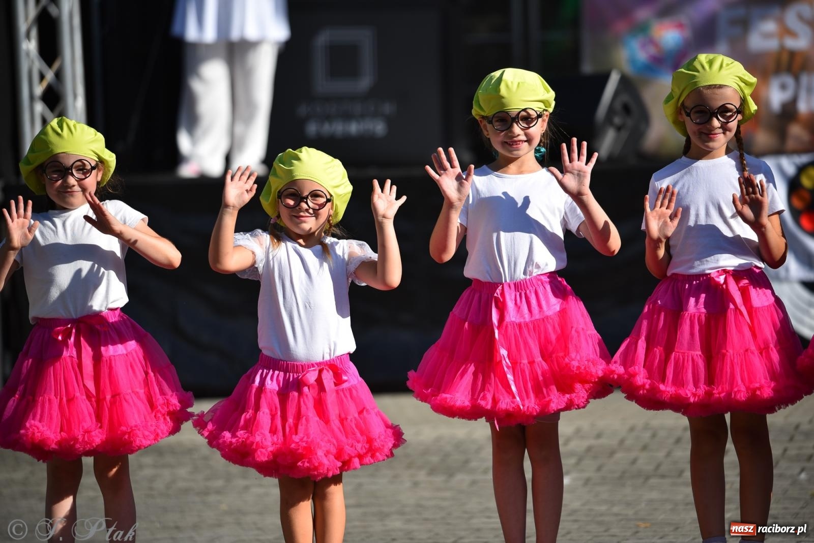 Zdjęcie w galerii na portalu naszraciborz.pl: Kolorowa fala radości w Pietrowicach Wielkich! Tłumy rodzin, muzyka i proszek holi – a to jeszcze nie koniec zabawy! wiadomości z regionu