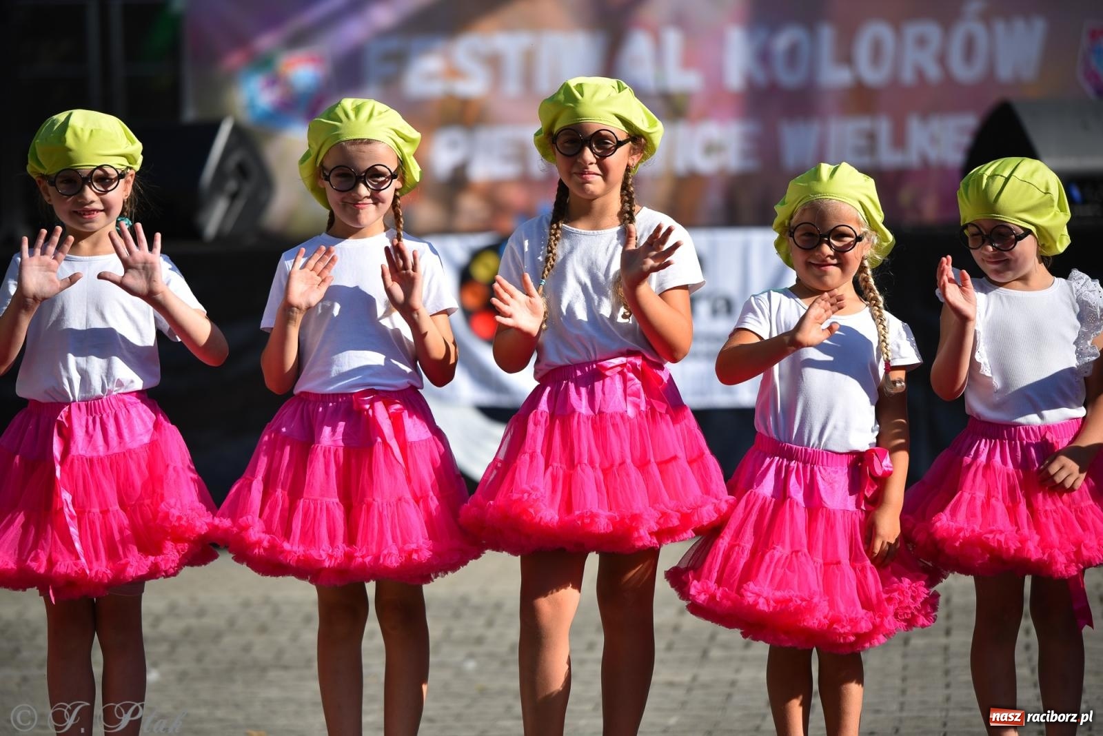 Zdjęcie w galerii na portalu naszraciborz.pl: Kolorowa fala radości w Pietrowicach Wielkich! Tłumy rodzin, muzyka i proszek holi – a to jeszcze nie koniec zabawy! wiadomości z regionu