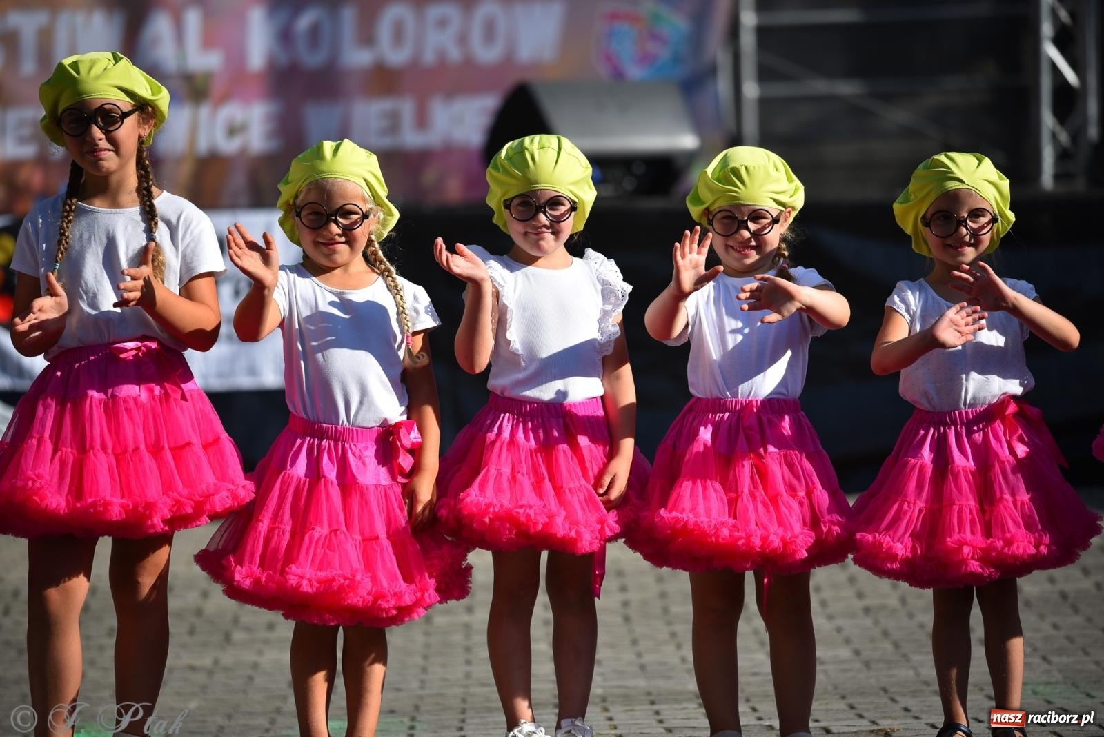 Zdjęcie w galerii na portalu naszraciborz.pl: Kolorowa fala radości w Pietrowicach Wielkich! Tłumy rodzin, muzyka i proszek holi – a to jeszcze nie koniec zabawy! wiadomości z regionu
