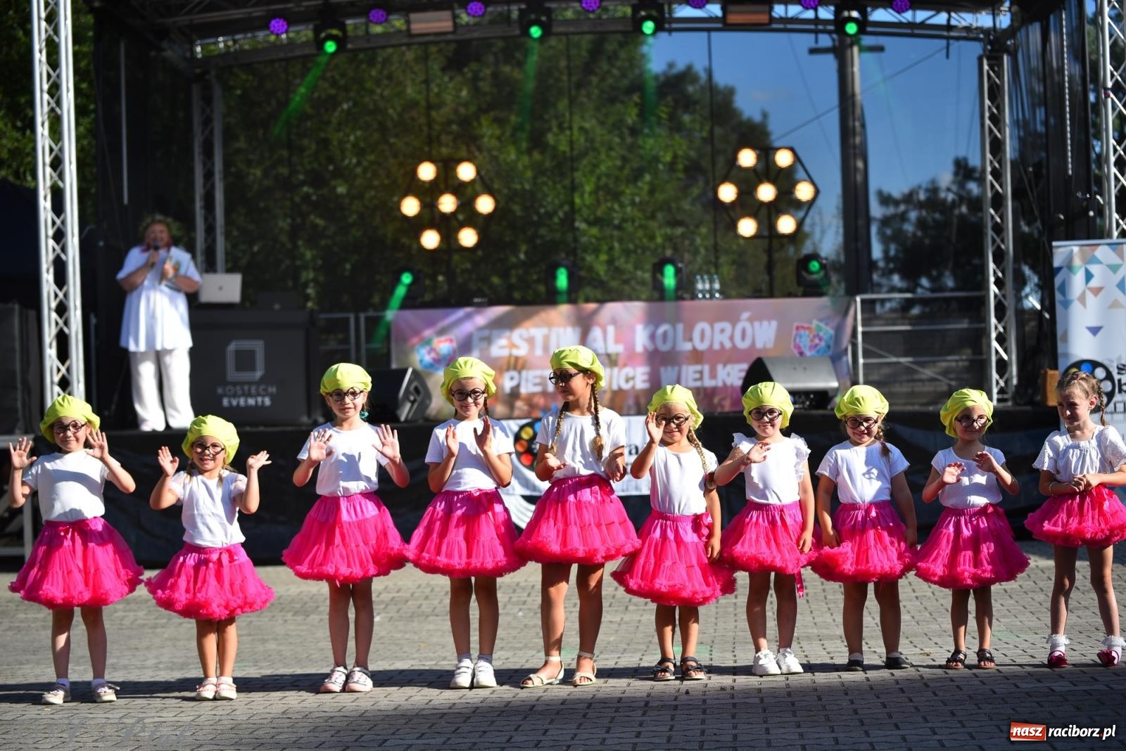 Zdjęcie w galerii na portalu naszraciborz.pl: Kolorowa fala radości w Pietrowicach Wielkich! Tłumy rodzin, muzyka i proszek holi – a to jeszcze nie koniec zabawy! wiadomości z regionu
