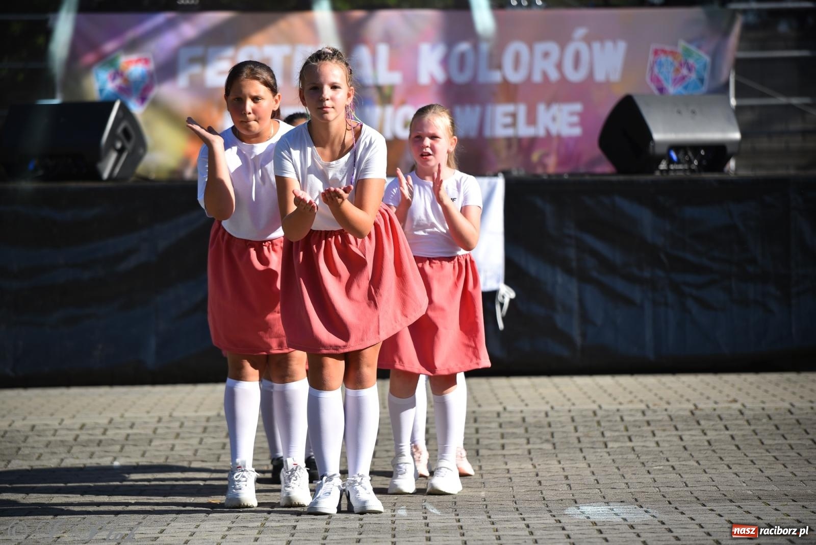 Zdjęcie w galerii na portalu naszraciborz.pl: Kolorowa fala radości w Pietrowicach Wielkich! Tłumy rodzin, muzyka i proszek holi – a to jeszcze nie koniec zabawy! wiadomości z regionu