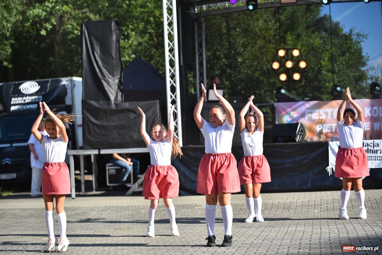 Zdjęcie w galerii na portalu naszraciborz.pl: Kolorowa fala radości w Pietrowicach Wielkich! Tłumy rodzin, muzyka i proszek holi – a to jeszcze nie koniec zabawy! wiadomości z regionu