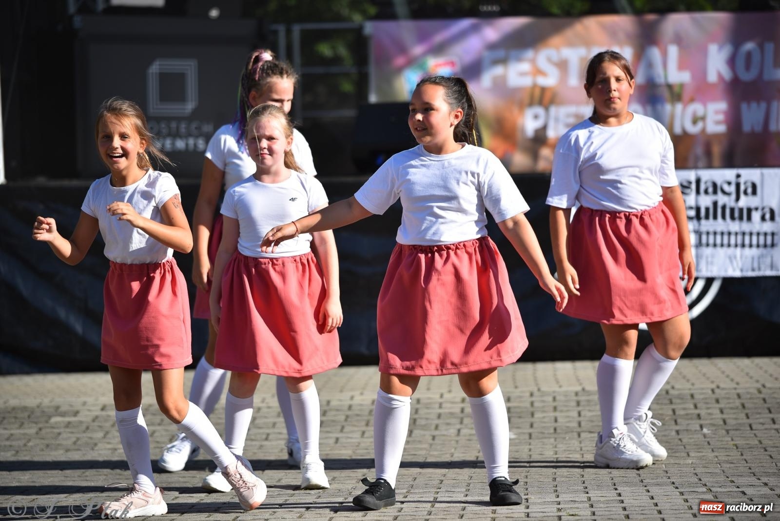 Zdjęcie w galerii na portalu naszraciborz.pl: Kolorowa fala radości w Pietrowicach Wielkich! Tłumy rodzin, muzyka i proszek holi – a to jeszcze nie koniec zabawy! wiadomości z regionu