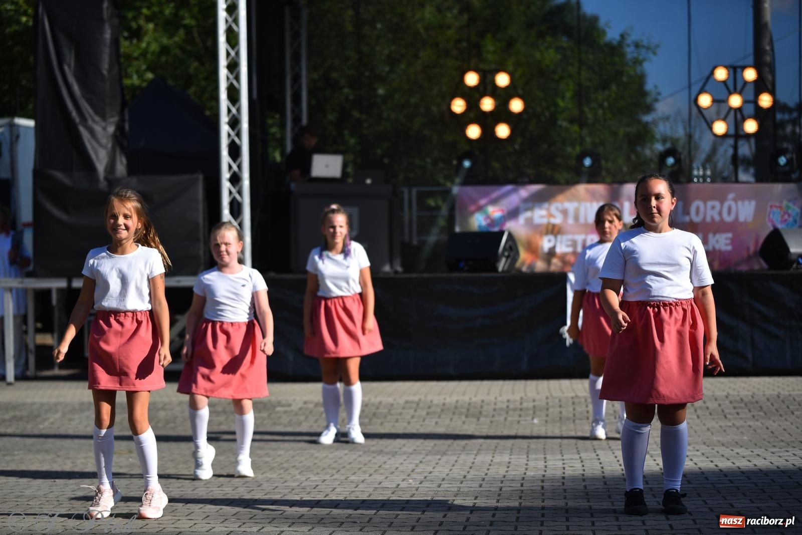 Zdjęcie w galerii na portalu naszraciborz.pl: Kolorowa fala radości w Pietrowicach Wielkich! Tłumy rodzin, muzyka i proszek holi – a to jeszcze nie koniec zabawy! wiadomości z regionu