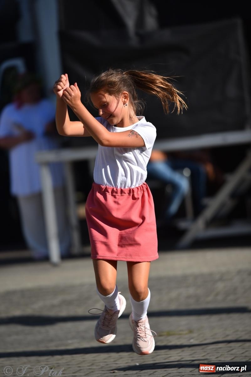 Zdjęcie w galerii na portalu naszraciborz.pl: Kolorowa fala radości w Pietrowicach Wielkich! Tłumy rodzin, muzyka i proszek holi – a to jeszcze nie koniec zabawy! wiadomości z regionu