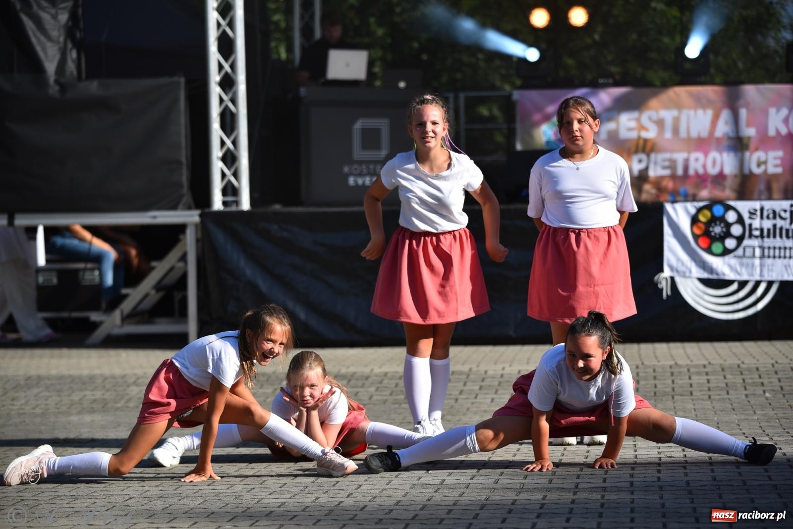 Zdjęcie w galerii na portalu naszraciborz.pl: Kolorowa fala radości w Pietrowicach Wielkich! Tłumy rodzin, muzyka i proszek holi – a to jeszcze nie koniec zabawy! wiadomości z regionu