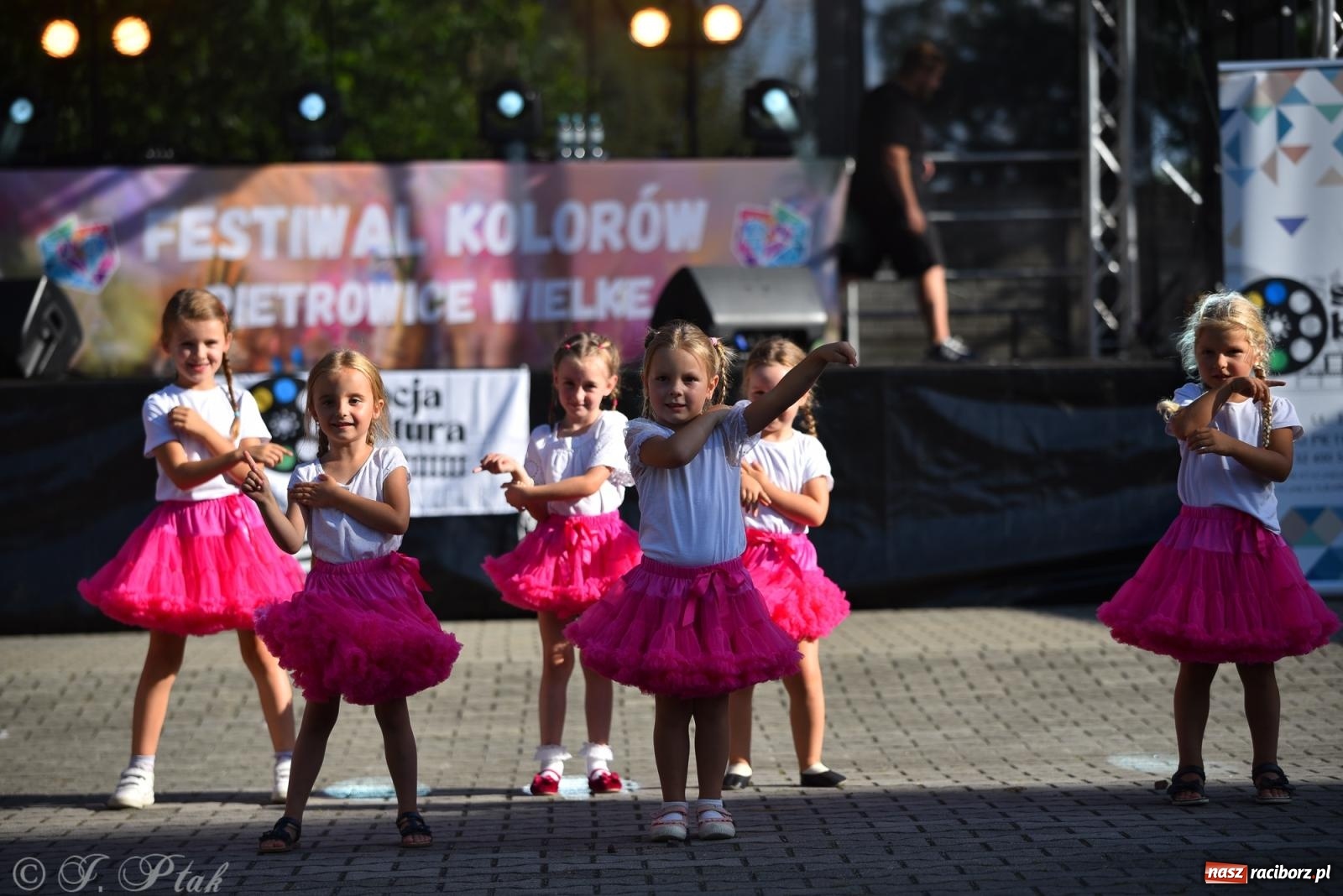 Zdjęcie w galerii na portalu naszraciborz.pl: Kolorowa fala radości w Pietrowicach Wielkich! Tłumy rodzin, muzyka i proszek holi – a to jeszcze nie koniec zabawy! wiadomości z regionu