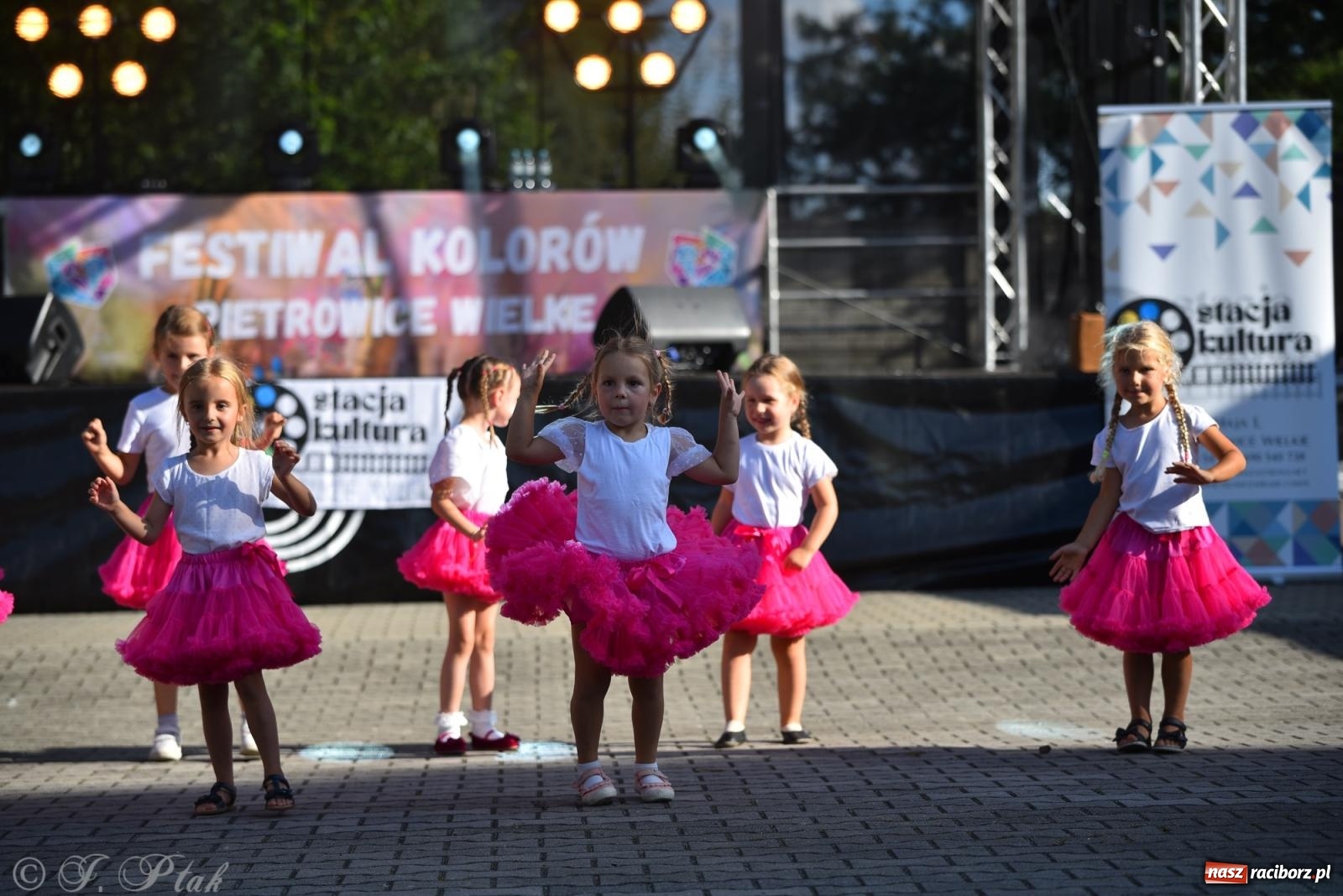 Zdjęcie w galerii na portalu naszraciborz.pl: Kolorowa fala radości w Pietrowicach Wielkich! Tłumy rodzin, muzyka i proszek holi – a to jeszcze nie koniec zabawy! wiadomości z regionu
