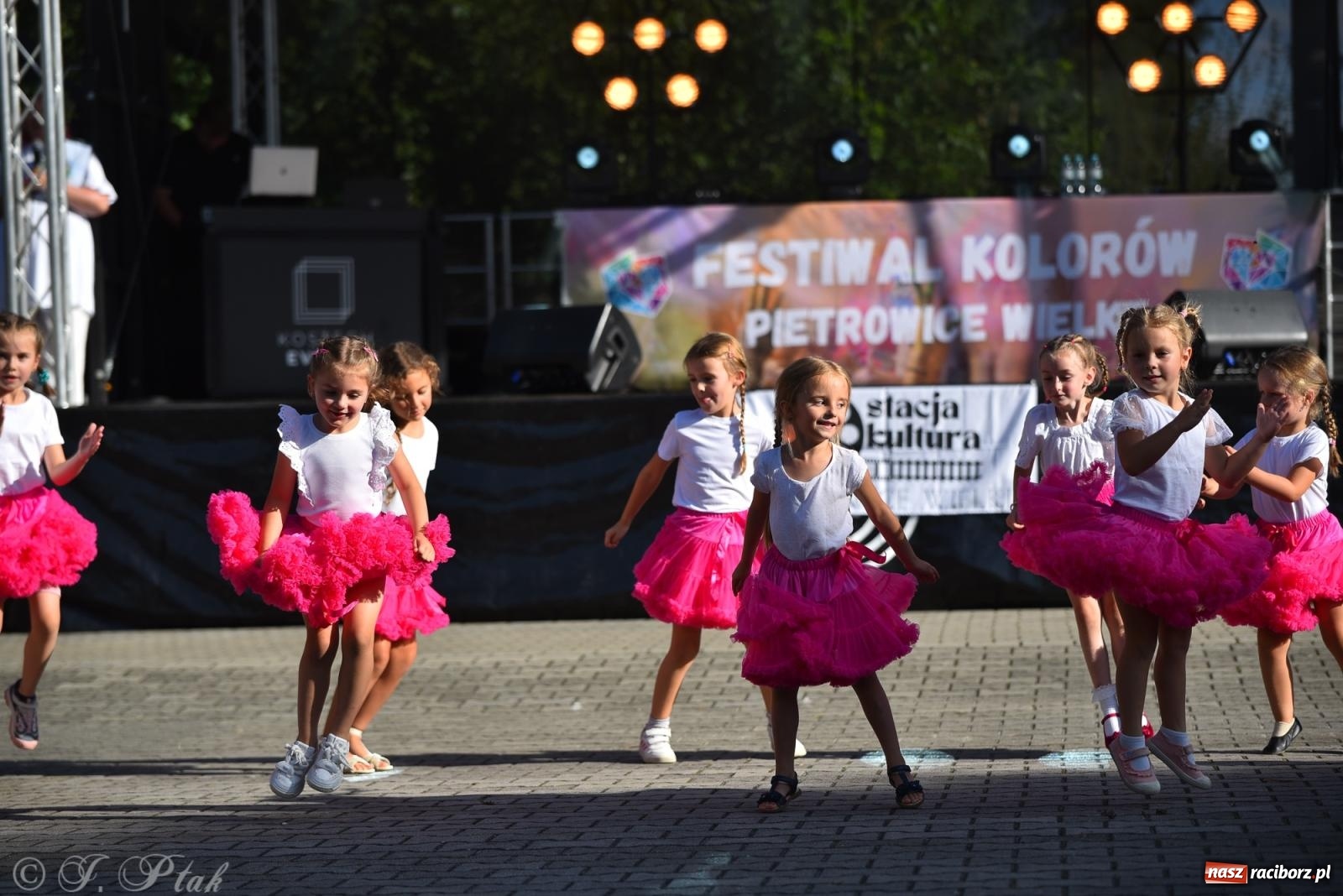 Zdjęcie w galerii na portalu naszraciborz.pl: Kolorowa fala radości w Pietrowicach Wielkich! Tłumy rodzin, muzyka i proszek holi – a to jeszcze nie koniec zabawy! wiadomości z regionu
