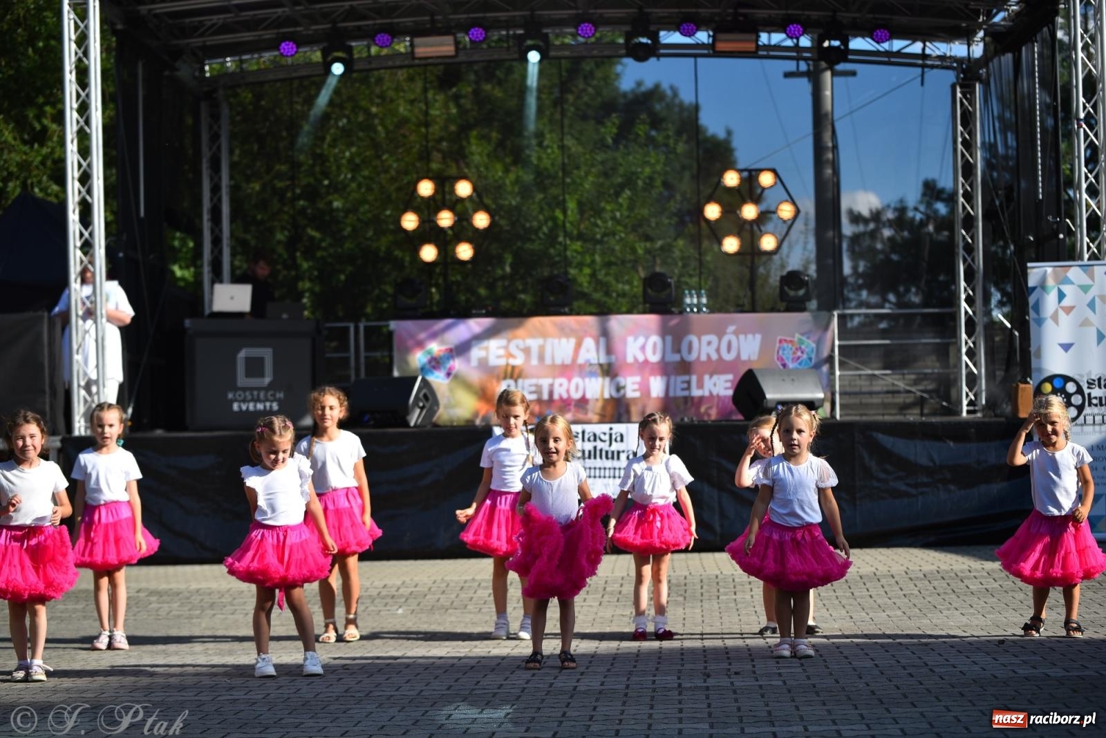 Zdjęcie w galerii na portalu naszraciborz.pl: Kolorowa fala radości w Pietrowicach Wielkich! Tłumy rodzin, muzyka i proszek holi – a to jeszcze nie koniec zabawy! wiadomości z regionu