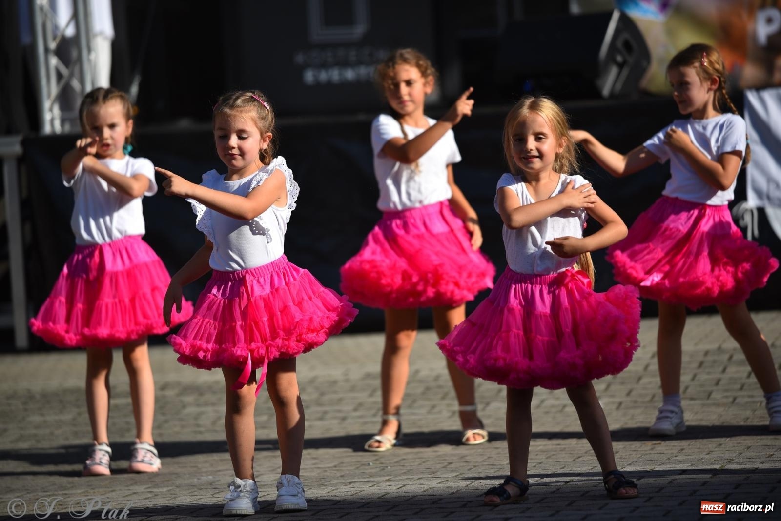 Zdjęcie w galerii na portalu naszraciborz.pl: Kolorowa fala radości w Pietrowicach Wielkich! Tłumy rodzin, muzyka i proszek holi – a to jeszcze nie koniec zabawy! wiadomości z regionu