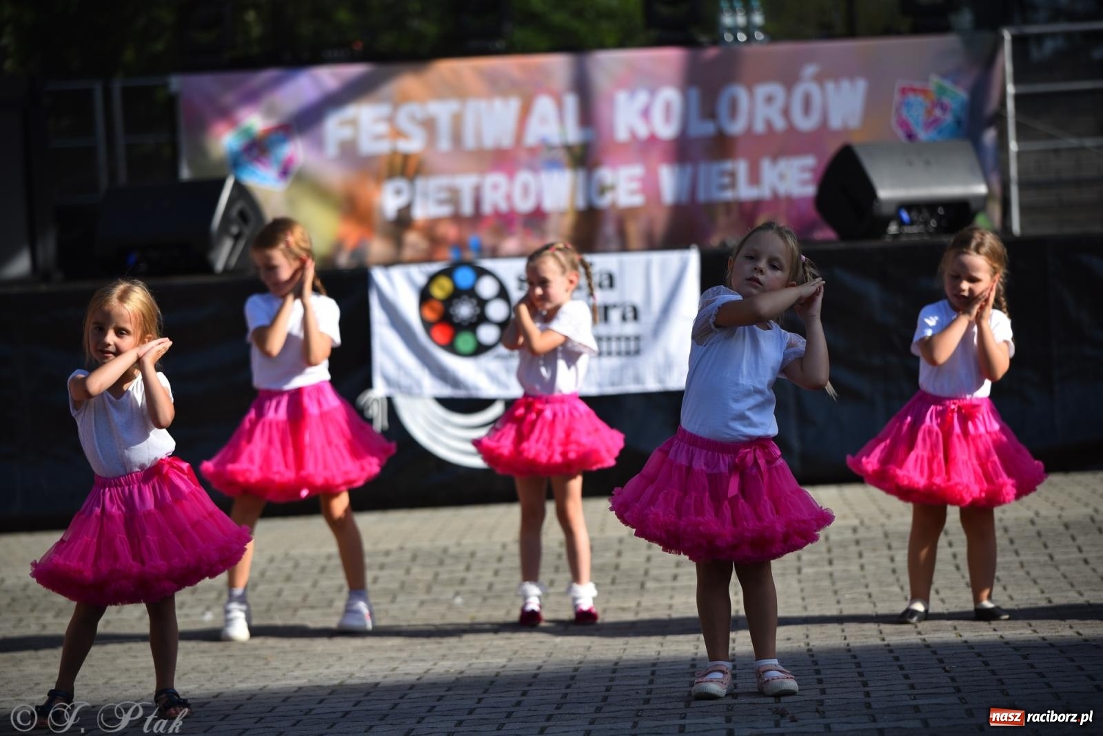 Zdjęcie w galerii na portalu naszraciborz.pl: Kolorowa fala radości w Pietrowicach Wielkich! Tłumy rodzin, muzyka i proszek holi – a to jeszcze nie koniec zabawy! wiadomości z regionu