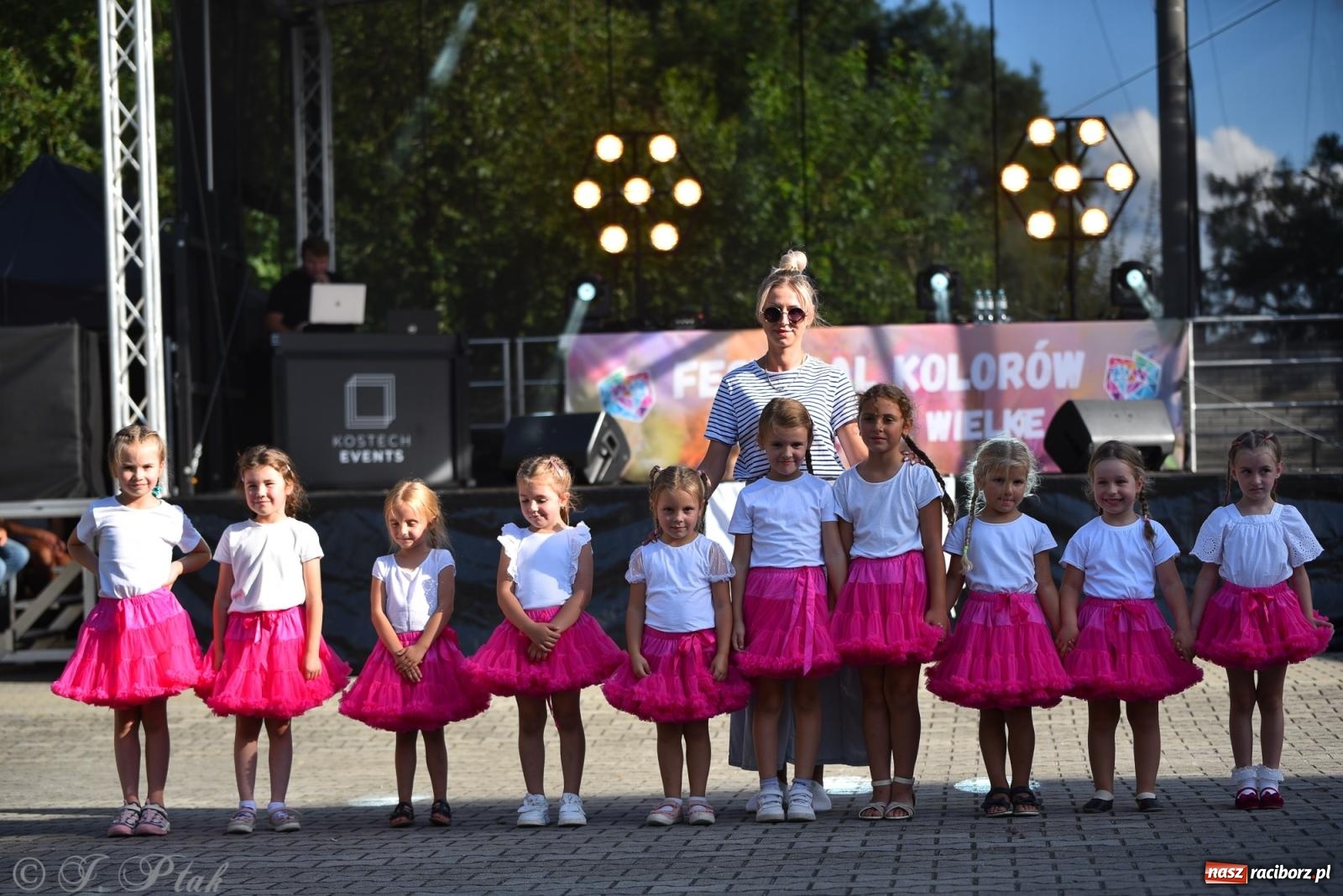 Zdjęcie w galerii na portalu naszraciborz.pl: Kolorowa fala radości w Pietrowicach Wielkich! Tłumy rodzin, muzyka i proszek holi – a to jeszcze nie koniec zabawy! wiadomości z regionu