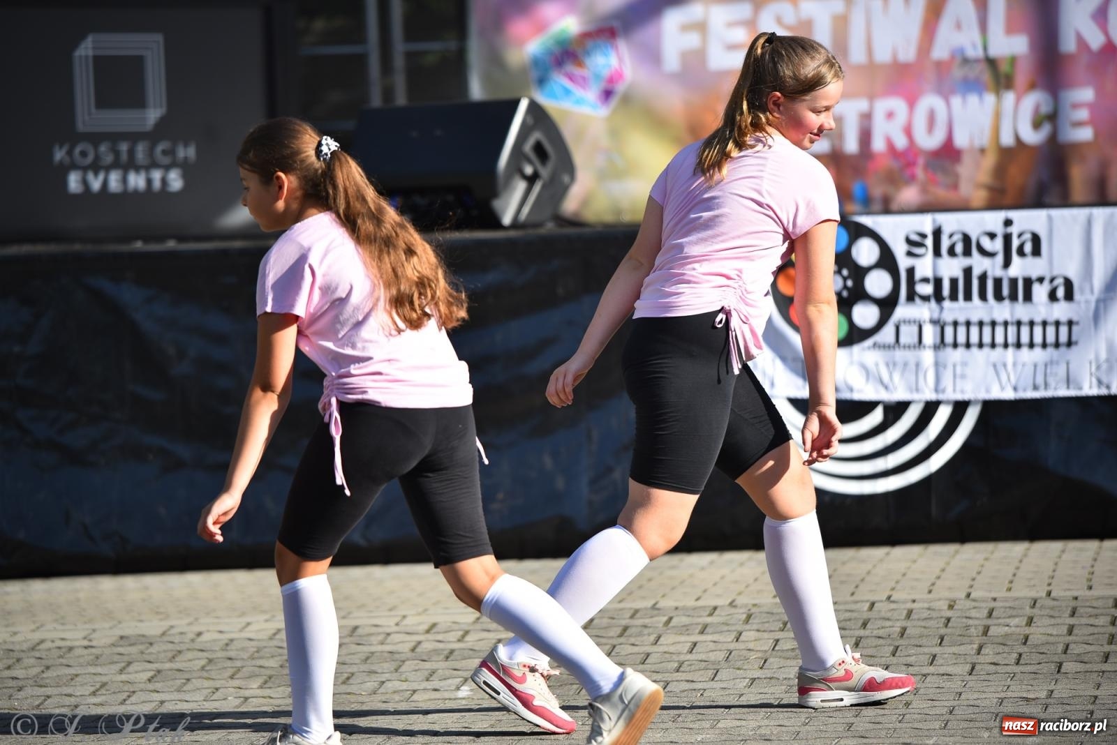 Zdjęcie w galerii na portalu naszraciborz.pl: Kolorowa fala radości w Pietrowicach Wielkich! Tłumy rodzin, muzyka i proszek holi – a to jeszcze nie koniec zabawy! wiadomości z regionu