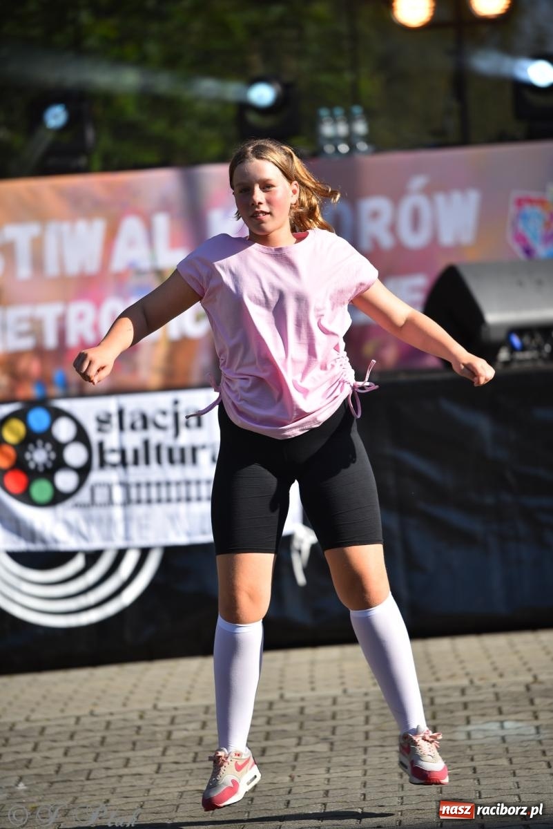 Zdjęcie w galerii na portalu naszraciborz.pl: Kolorowa fala radości w Pietrowicach Wielkich! Tłumy rodzin, muzyka i proszek holi – a to jeszcze nie koniec zabawy! wiadomości z regionu