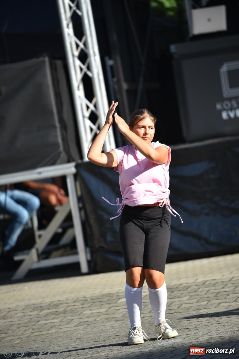 Zdjęcie w galerii na portalu naszraciborz.pl: Kolorowa fala radości w Pietrowicach Wielkich! Tłumy rodzin, muzyka i proszek holi – a to jeszcze nie koniec zabawy! wiadomości z regionu