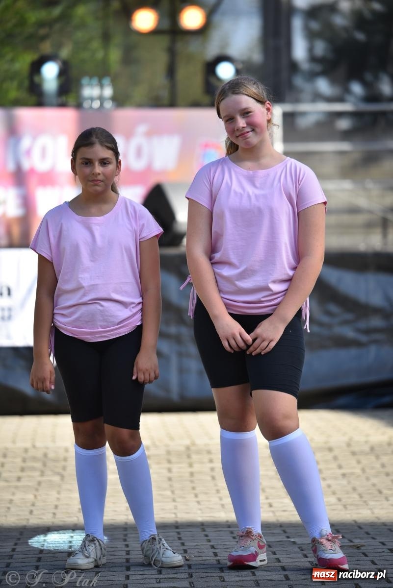 Zdjęcie w galerii na portalu naszraciborz.pl: Kolorowa fala radości w Pietrowicach Wielkich! Tłumy rodzin, muzyka i proszek holi – a to jeszcze nie koniec zabawy! wiadomości z regionu