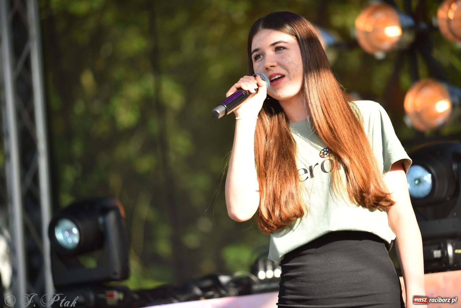 Zdjęcie w galerii na portalu naszraciborz.pl: Kolorowa fala radości w Pietrowicach Wielkich! Tłumy rodzin, muzyka i proszek holi – a to jeszcze nie koniec zabawy! wiadomości z regionu