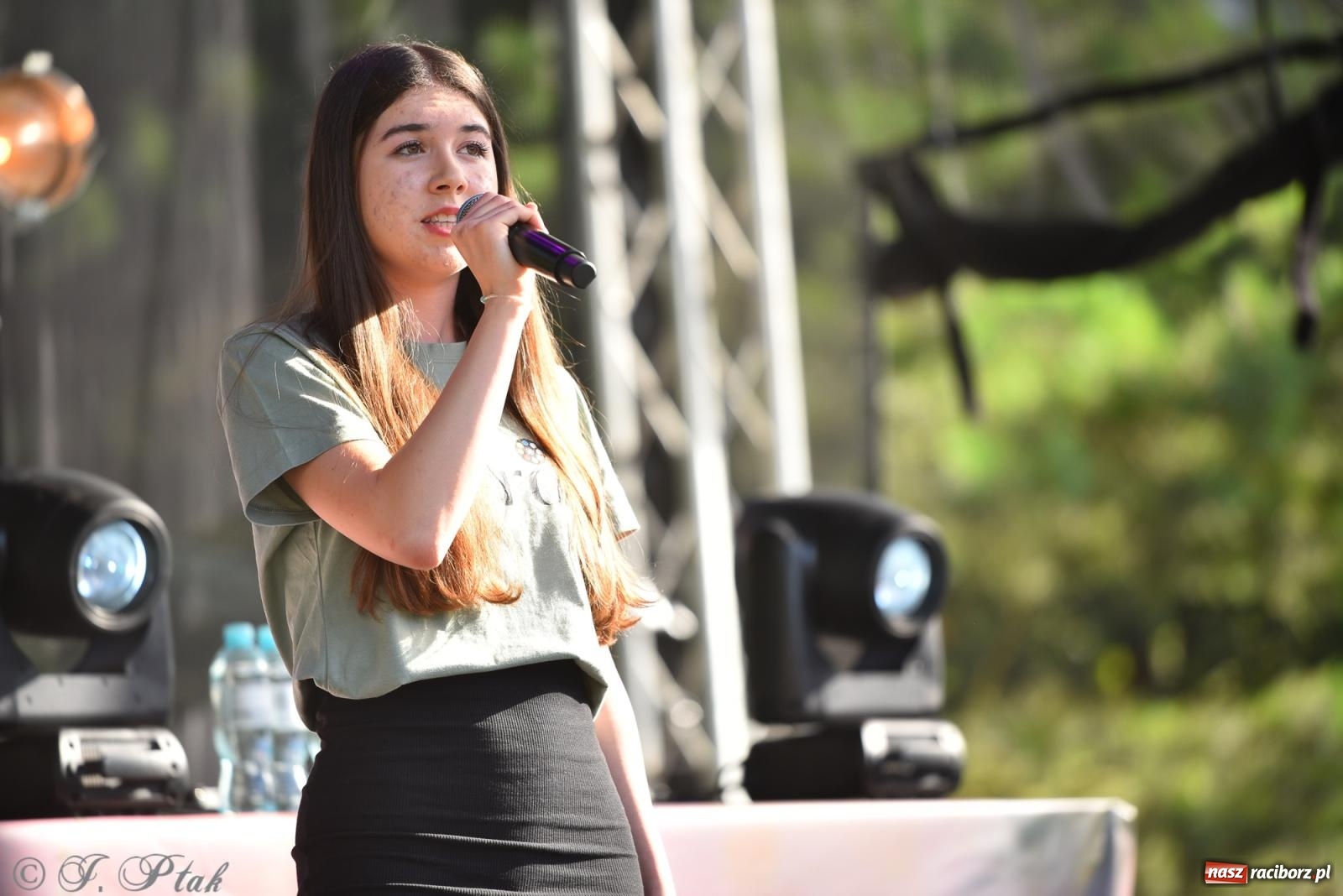 Zdjęcie w galerii na portalu naszraciborz.pl: Kolorowa fala radości w Pietrowicach Wielkich! Tłumy rodzin, muzyka i proszek holi – a to jeszcze nie koniec zabawy! wiadomości z regionu