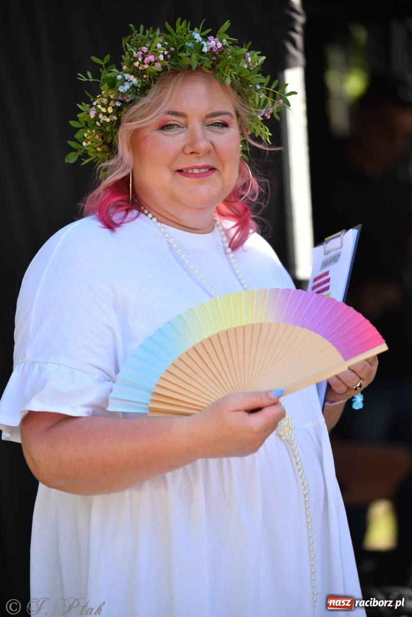 Zdjęcie w galerii na portalu naszraciborz.pl: Kolorowa fala radości w Pietrowicach Wielkich! Tłumy rodzin, muzyka i proszek holi – a to jeszcze nie koniec zabawy! wiadomości z regionu