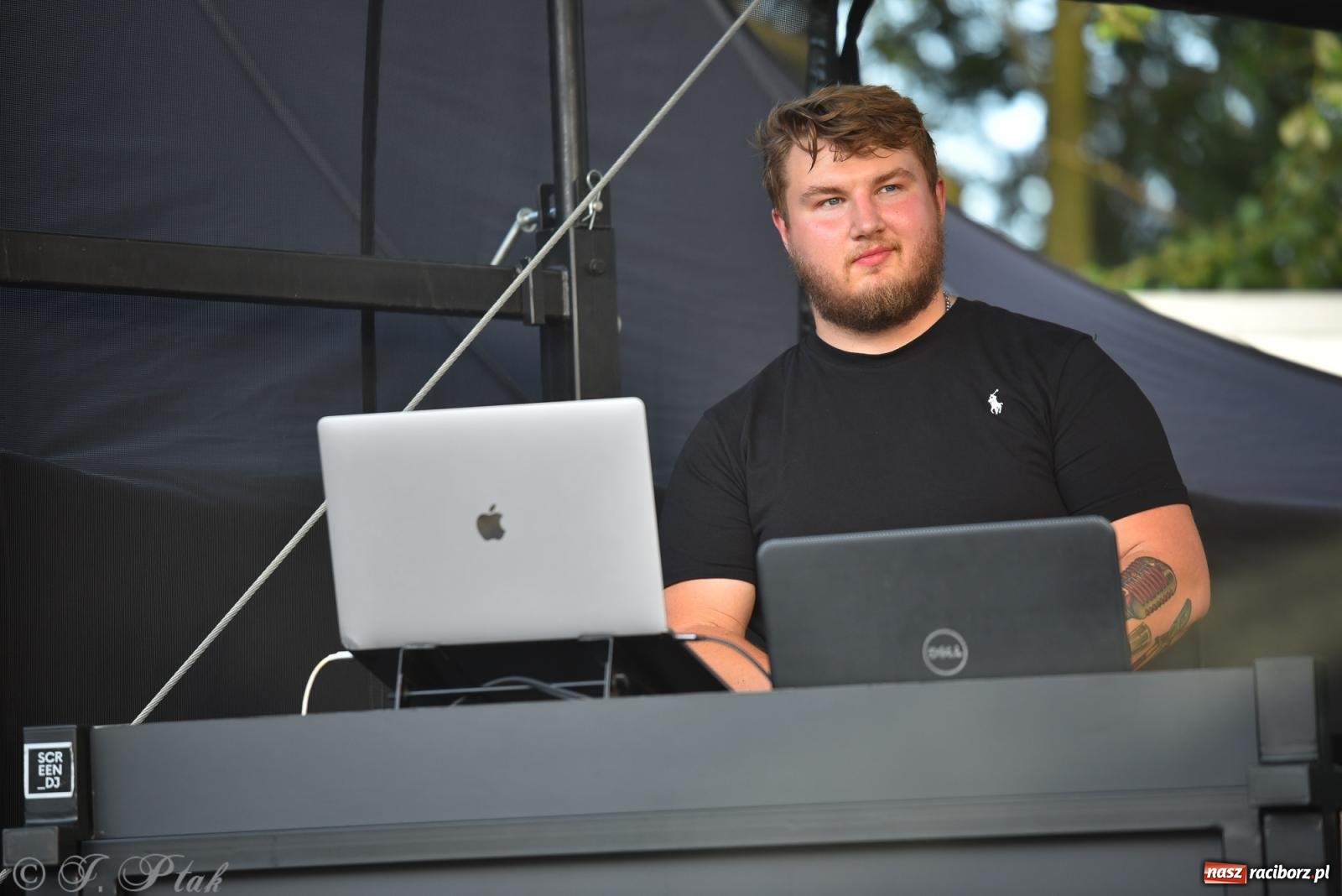 Zdjęcie w galerii na portalu naszraciborz.pl: Kolorowa fala radości w Pietrowicach Wielkich! Tłumy rodzin, muzyka i proszek holi – a to jeszcze nie koniec zabawy! wiadomości z regionu
