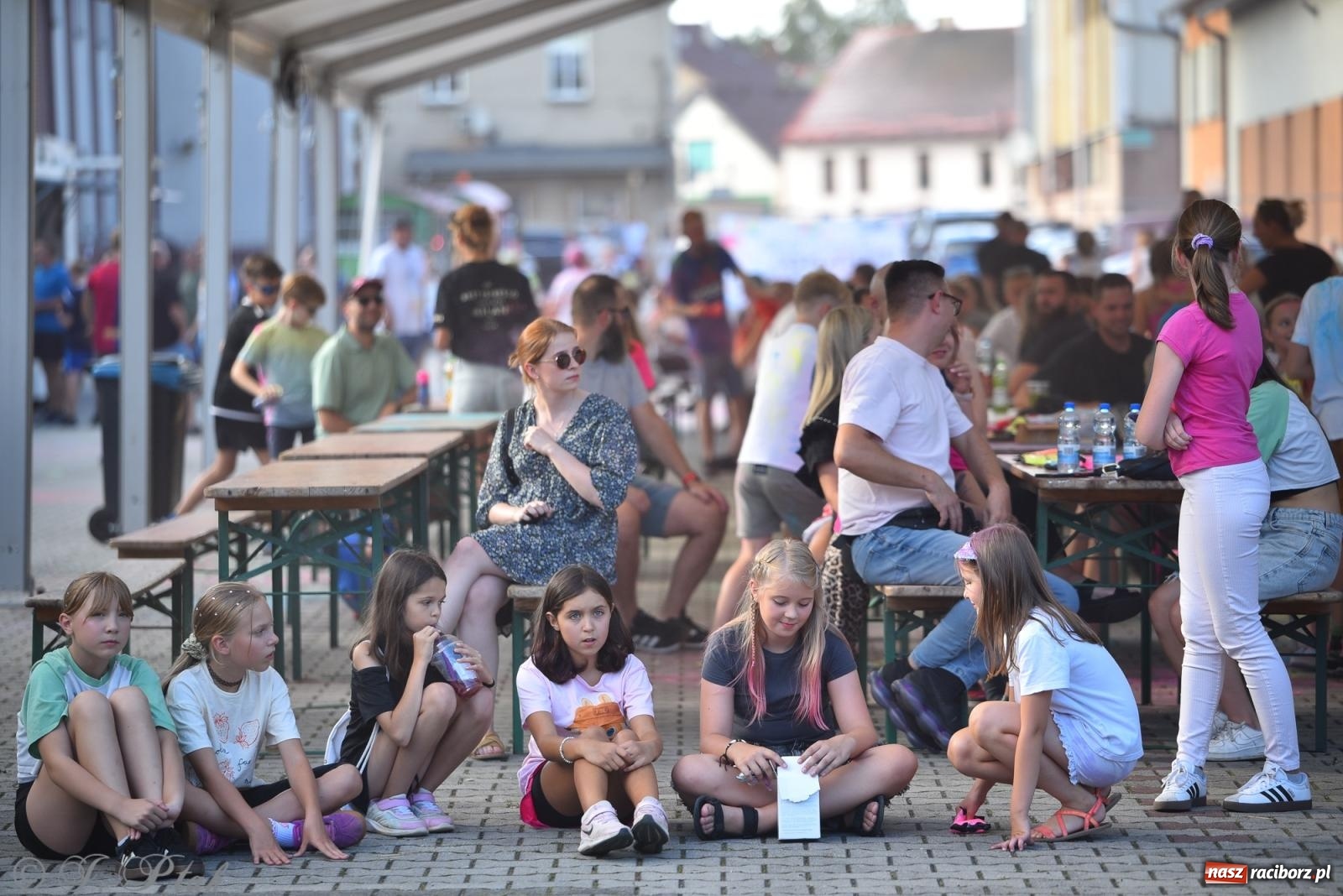 Zdjęcie w galerii na portalu naszraciborz.pl: Kolorowa fala radości w Pietrowicach Wielkich! Tłumy rodzin, muzyka i proszek holi – a to jeszcze nie koniec zabawy! wiadomości z regionu