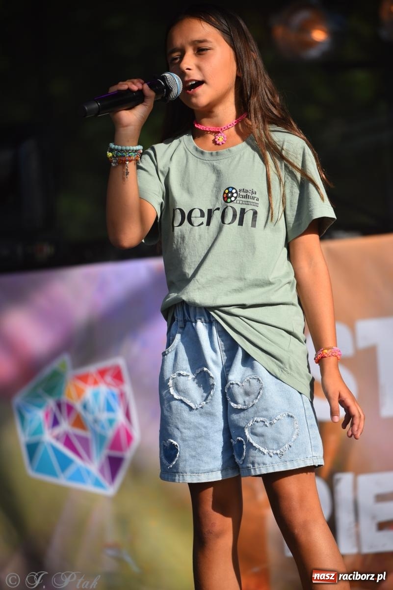 Zdjęcie w galerii na portalu naszraciborz.pl: Kolorowa fala radości w Pietrowicach Wielkich! Tłumy rodzin, muzyka i proszek holi – a to jeszcze nie koniec zabawy! wiadomości z regionu