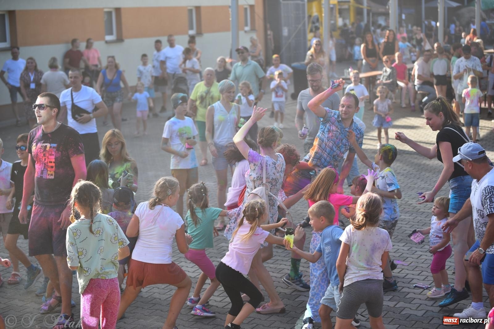 Zdjęcie w galerii na portalu naszraciborz.pl: Kolorowa fala radości w Pietrowicach Wielkich! Tłumy rodzin, muzyka i proszek holi – a to jeszcze nie koniec zabawy! wiadomości z regionu