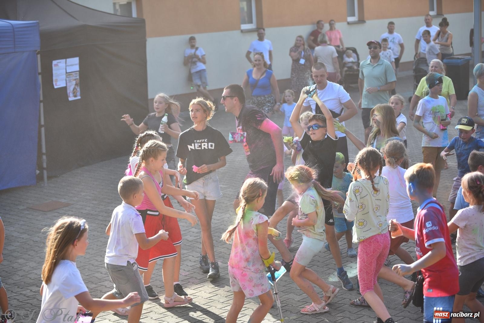Zdjęcie w galerii na portalu naszraciborz.pl: Kolorowa fala radości w Pietrowicach Wielkich! Tłumy rodzin, muzyka i proszek holi – a to jeszcze nie koniec zabawy! wiadomości z regionu
