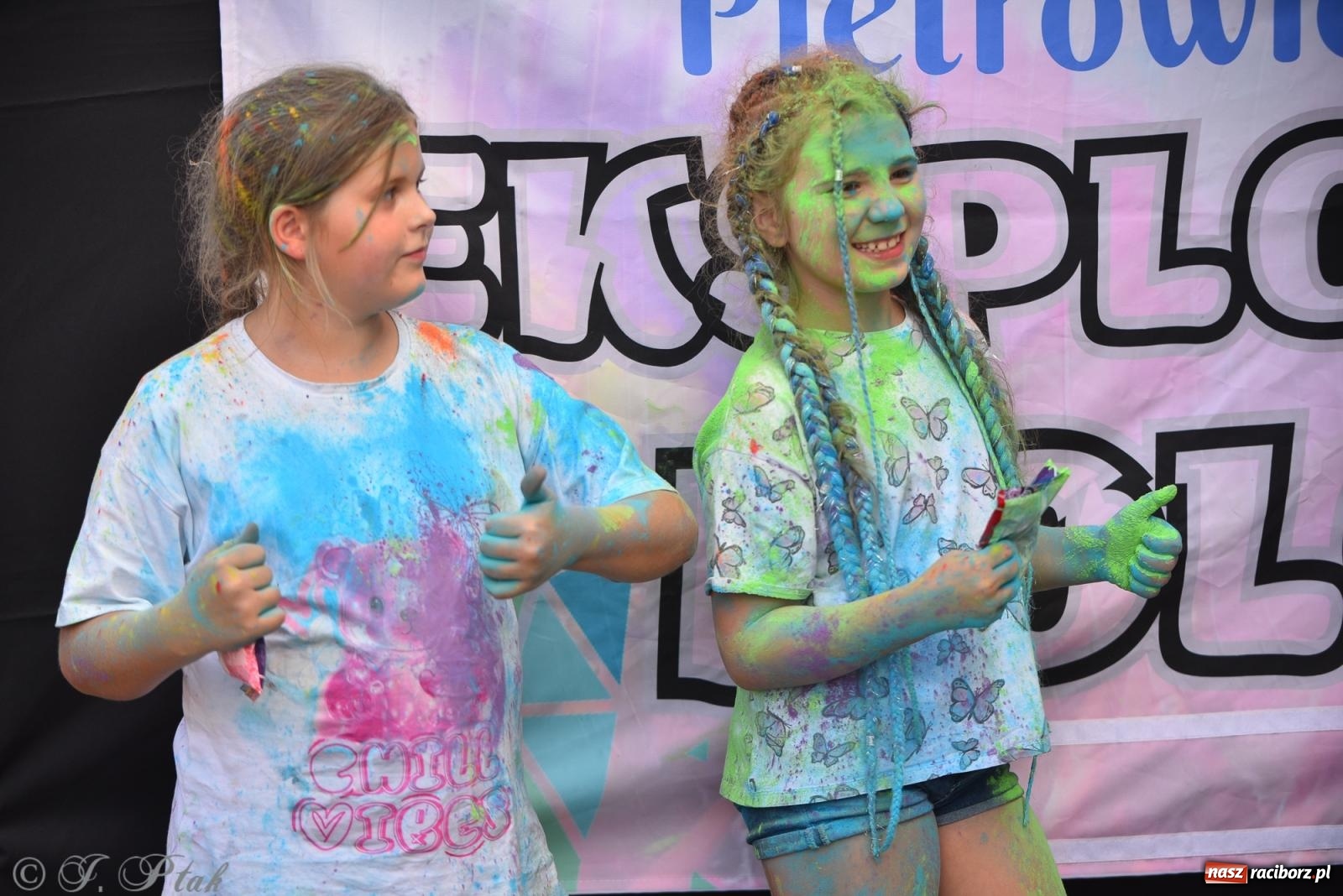 Zdjęcie w galerii na portalu naszraciborz.pl: Kolorowa fala radości w Pietrowicach Wielkich! Tłumy rodzin, muzyka i proszek holi – a to jeszcze nie koniec zabawy! wiadomości z regionu