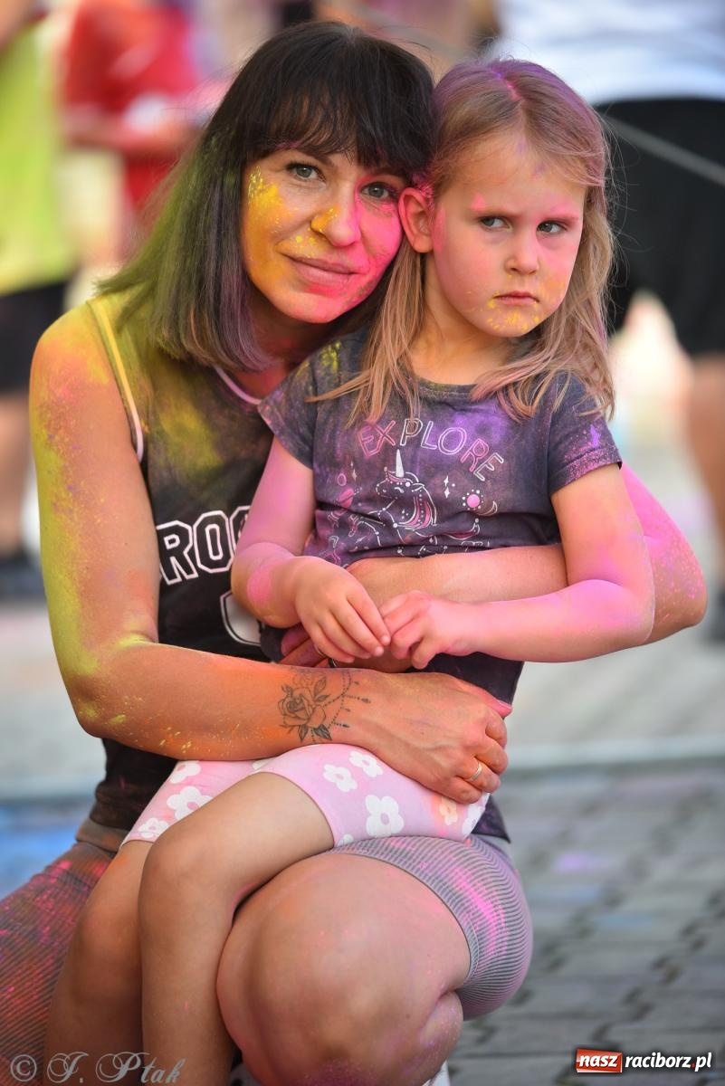 Zdjęcie w galerii na portalu naszraciborz.pl: Kolorowa fala radości w Pietrowicach Wielkich! Tłumy rodzin, muzyka i proszek holi – a to jeszcze nie koniec zabawy! wiadomości z regionu