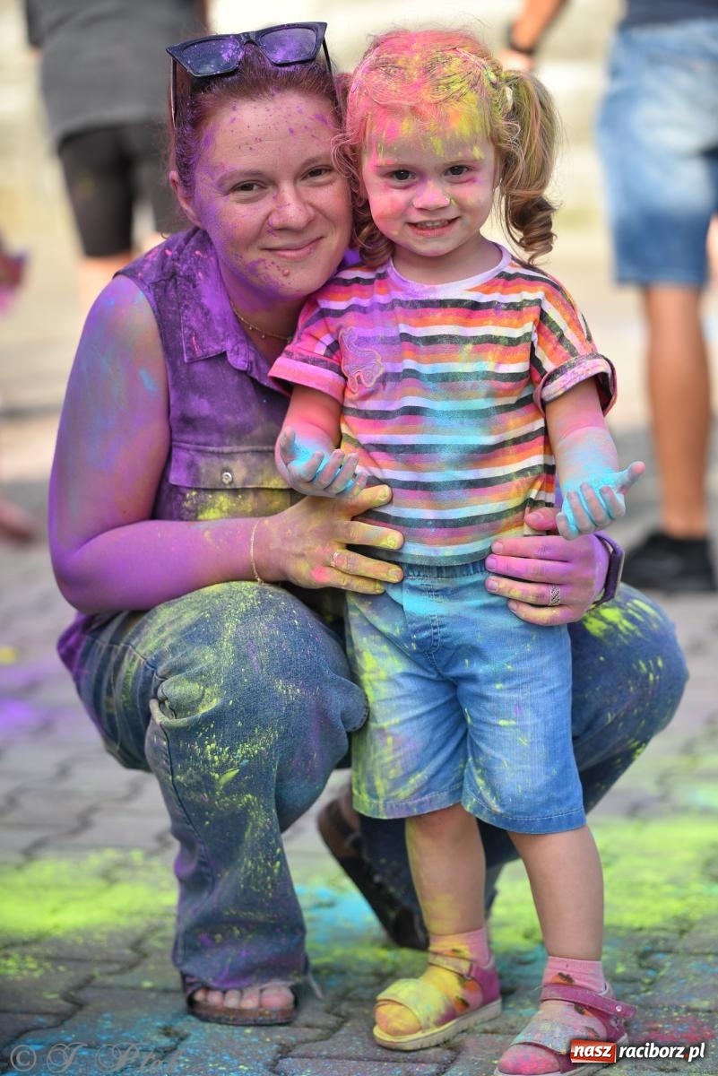 Zdjęcie w galerii na portalu naszraciborz.pl: Kolorowa fala radości w Pietrowicach Wielkich! Tłumy rodzin, muzyka i proszek holi – a to jeszcze nie koniec zabawy! wiadomości z regionu