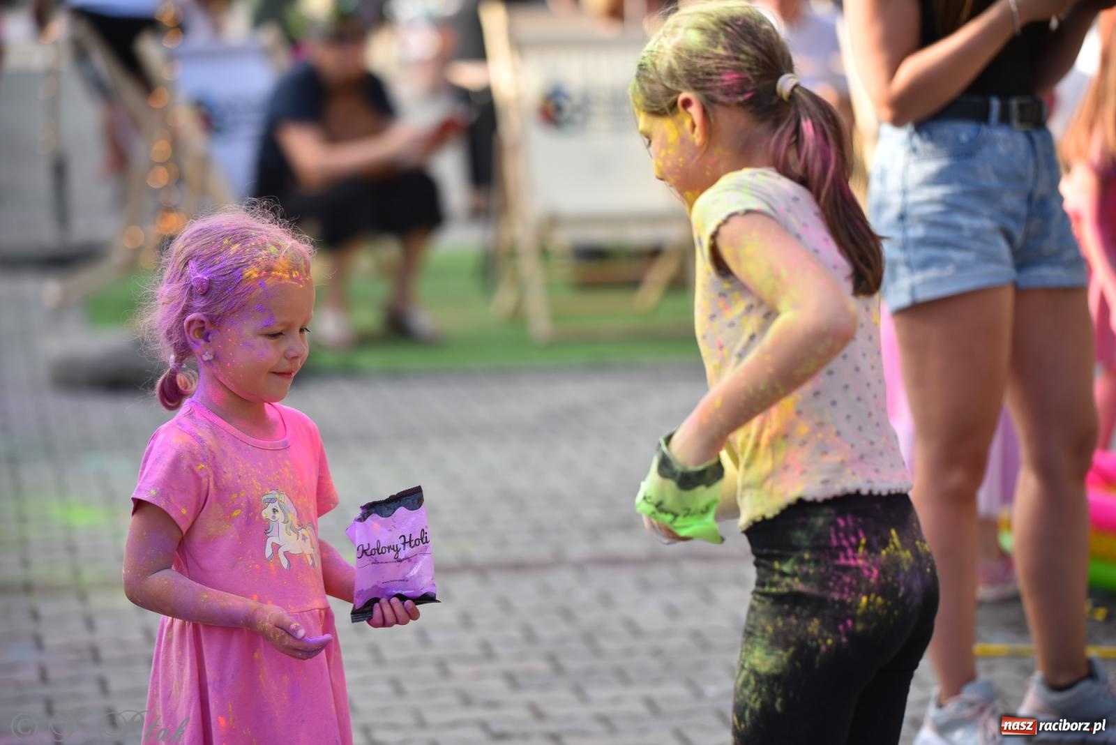 Zdjęcie w galerii na portalu naszraciborz.pl: Kolorowa fala radości w Pietrowicach Wielkich! Tłumy rodzin, muzyka i proszek holi – a to jeszcze nie koniec zabawy! wiadomości z regionu