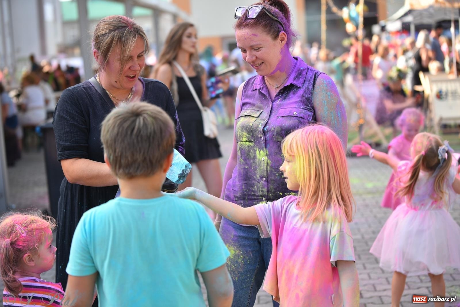 Zdjęcie w galerii na portalu naszraciborz.pl: Kolorowa fala radości w Pietrowicach Wielkich! Tłumy rodzin, muzyka i proszek holi – a to jeszcze nie koniec zabawy! wiadomości z regionu