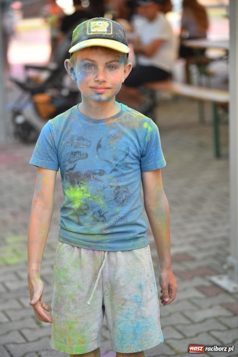 Zdjęcie w galerii na portalu naszraciborz.pl: Kolorowa fala radości w Pietrowicach Wielkich! Tłumy rodzin, muzyka i proszek holi – a to jeszcze nie koniec zabawy! wiadomości z regionu