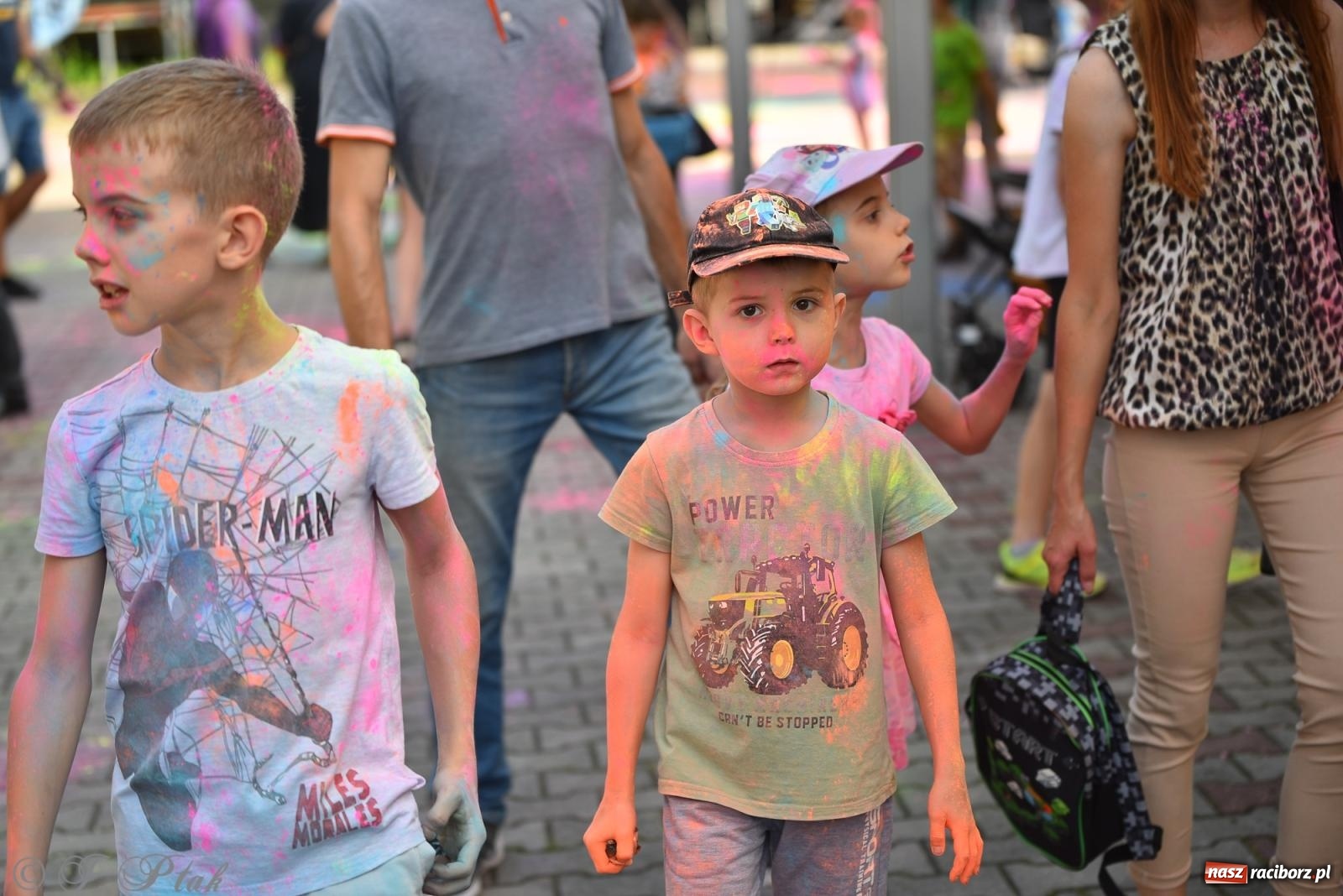 Zdjęcie w galerii na portalu naszraciborz.pl: Kolorowa fala radości w Pietrowicach Wielkich! Tłumy rodzin, muzyka i proszek holi – a to jeszcze nie koniec zabawy! wiadomości z regionu