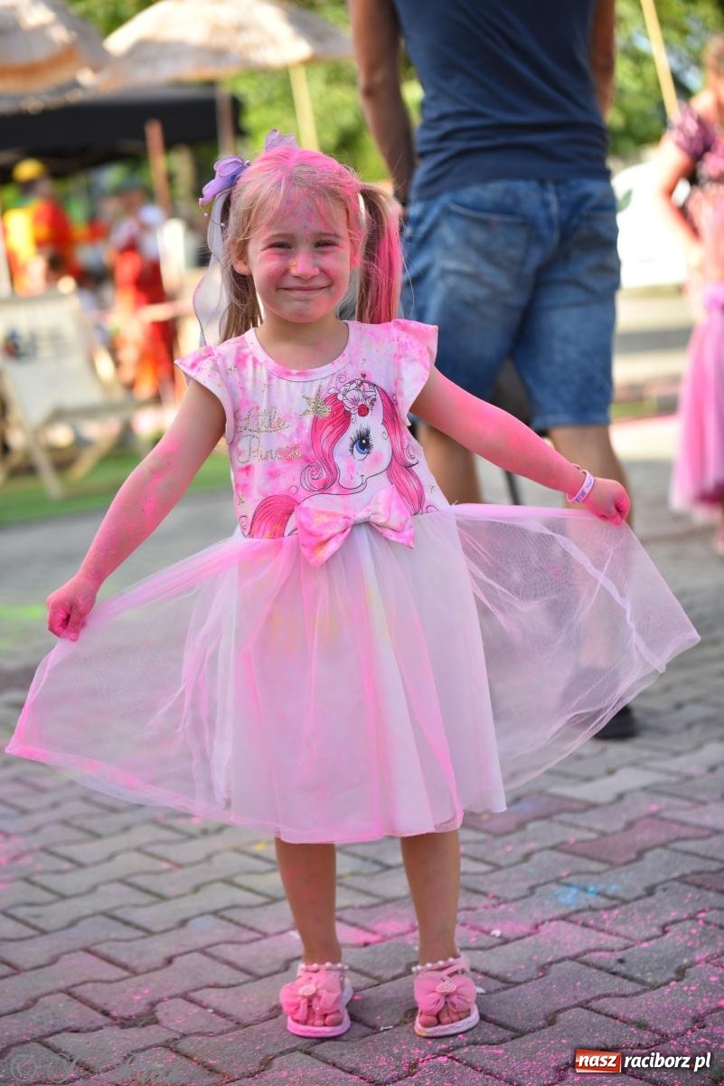 Zdjęcie w galerii na portalu naszraciborz.pl: Kolorowa fala radości w Pietrowicach Wielkich! Tłumy rodzin, muzyka i proszek holi – a to jeszcze nie koniec zabawy! wiadomości z regionu