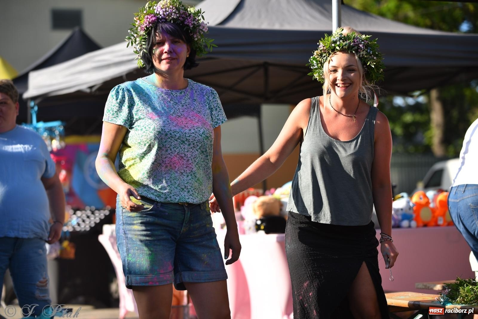 Zdjęcie w galerii na portalu naszraciborz.pl: Kolorowa fala radości w Pietrowicach Wielkich! Tłumy rodzin, muzyka i proszek holi – a to jeszcze nie koniec zabawy! wiadomości z regionu