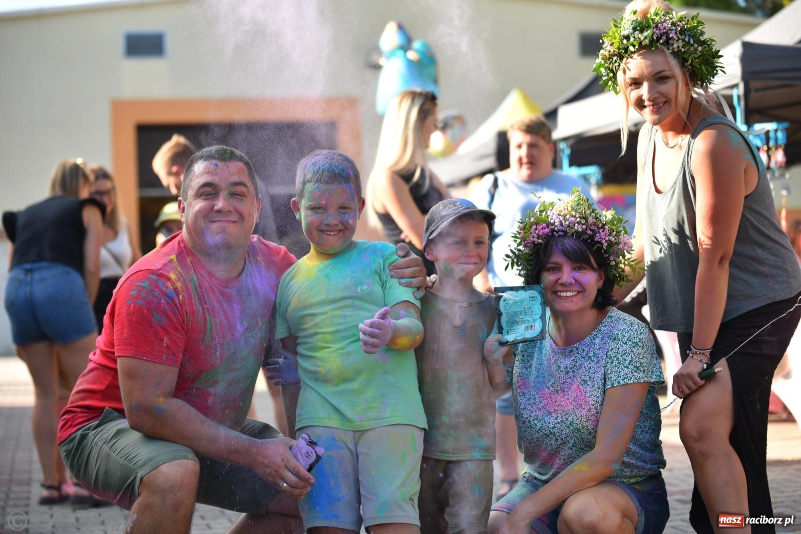 Zdjęcie w galerii na portalu naszraciborz.pl: Kolorowa fala radości w Pietrowicach Wielkich! Tłumy rodzin, muzyka i proszek holi – a to jeszcze nie koniec zabawy! wiadomości z regionu