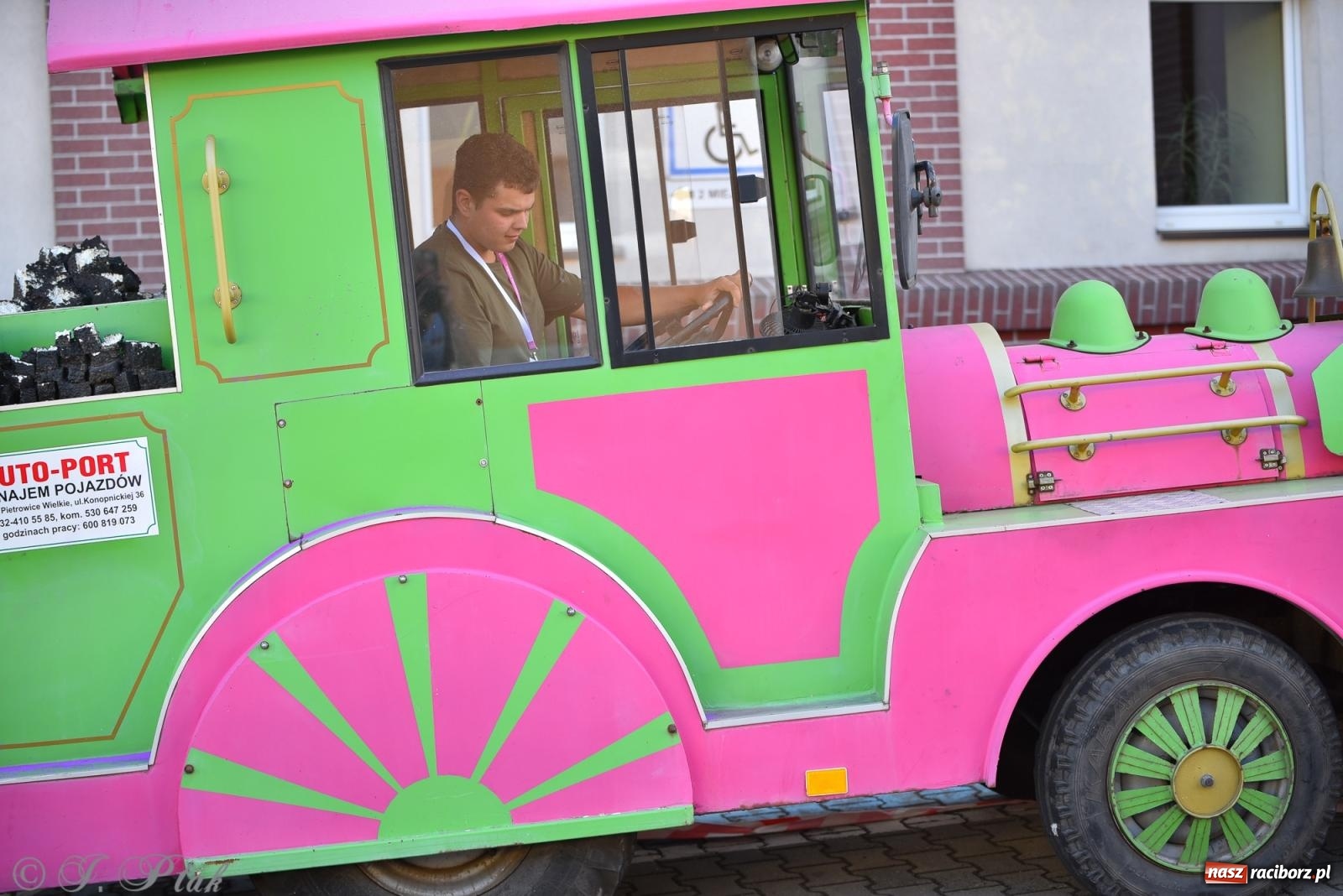 Zdjęcie w galerii na portalu naszraciborz.pl: Kolorowa fala radości w Pietrowicach Wielkich! Tłumy rodzin, muzyka i proszek holi – a to jeszcze nie koniec zabawy! wiadomości z regionu