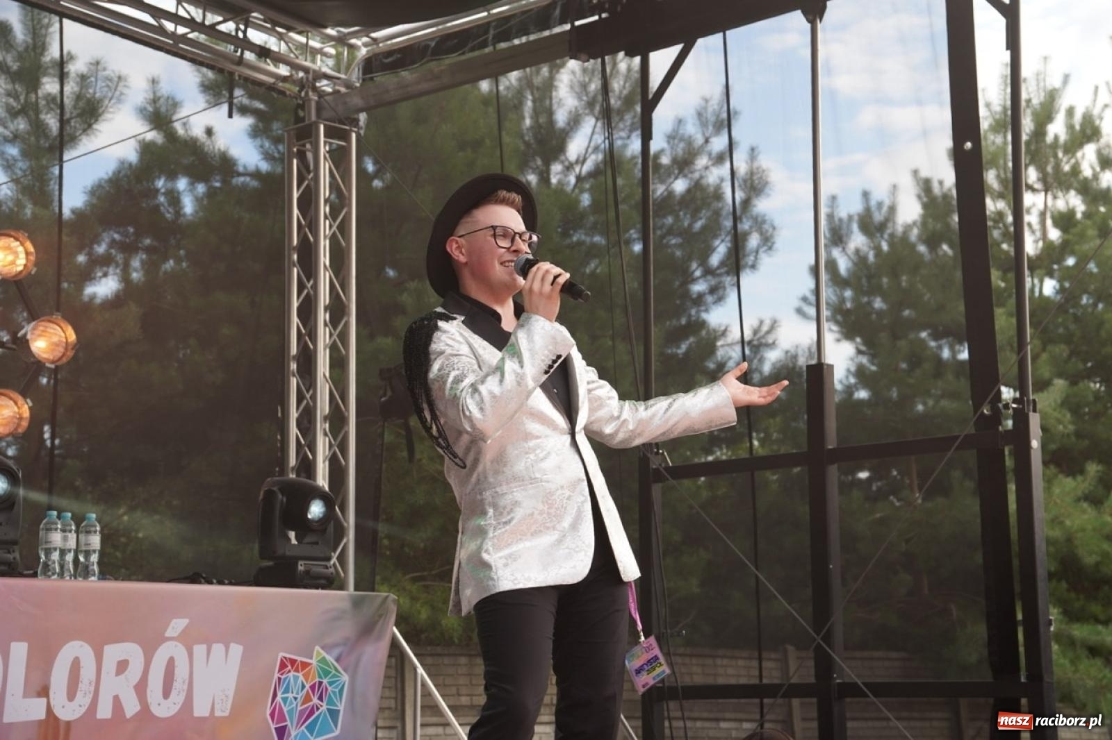 Zdjęcie w galerii na portalu naszraciborz.pl: Kolorowa fala radości w Pietrowicach Wielkich! Tłumy rodzin, muzyka i proszek holi – a to jeszcze nie koniec zabawy! wiadomości z regionu