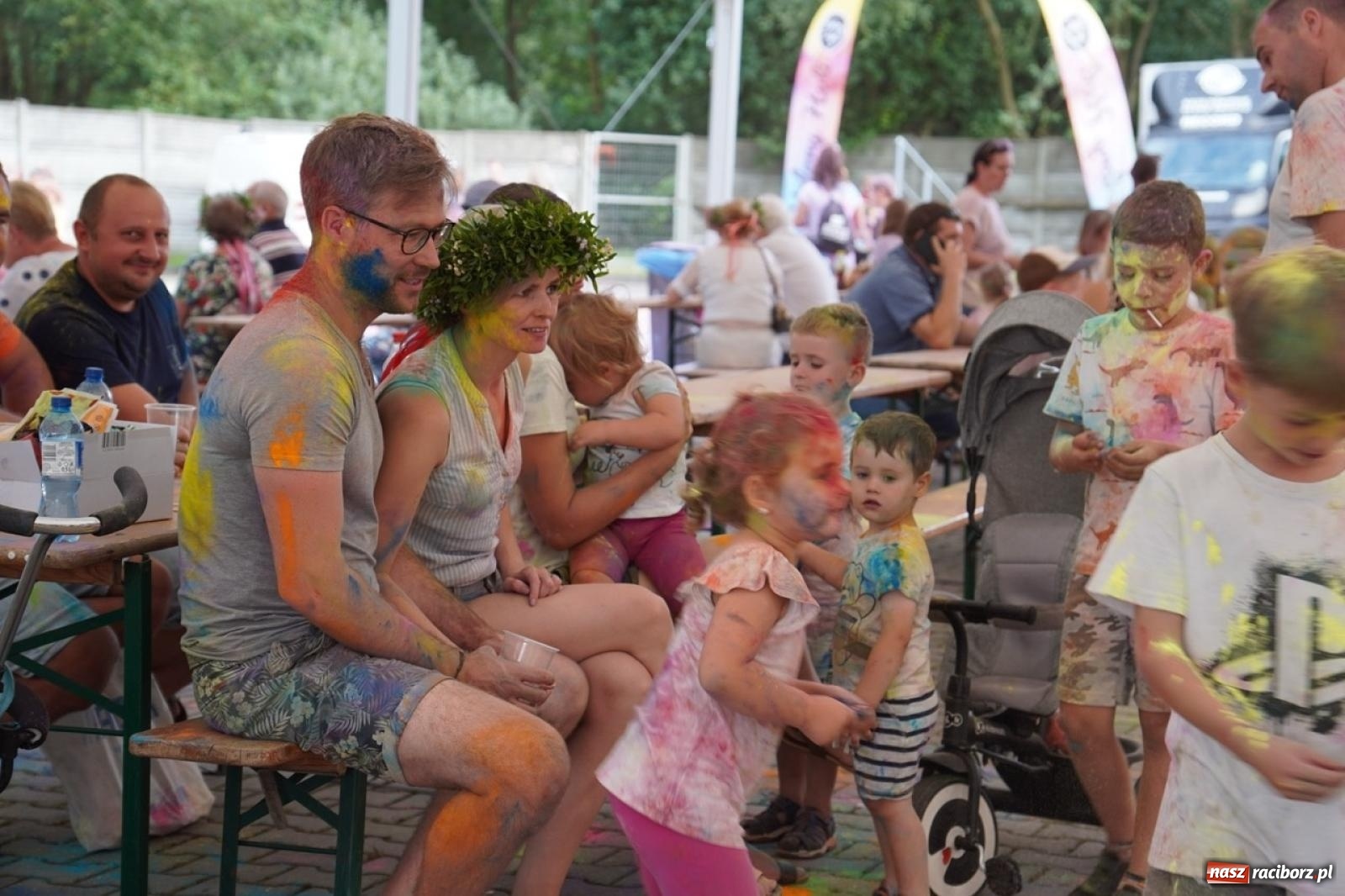 Zdjęcie w galerii na portalu naszraciborz.pl: Kolorowa fala radości w Pietrowicach Wielkich! Tłumy rodzin, muzyka i proszek holi – a to jeszcze nie koniec zabawy! wiadomości z regionu