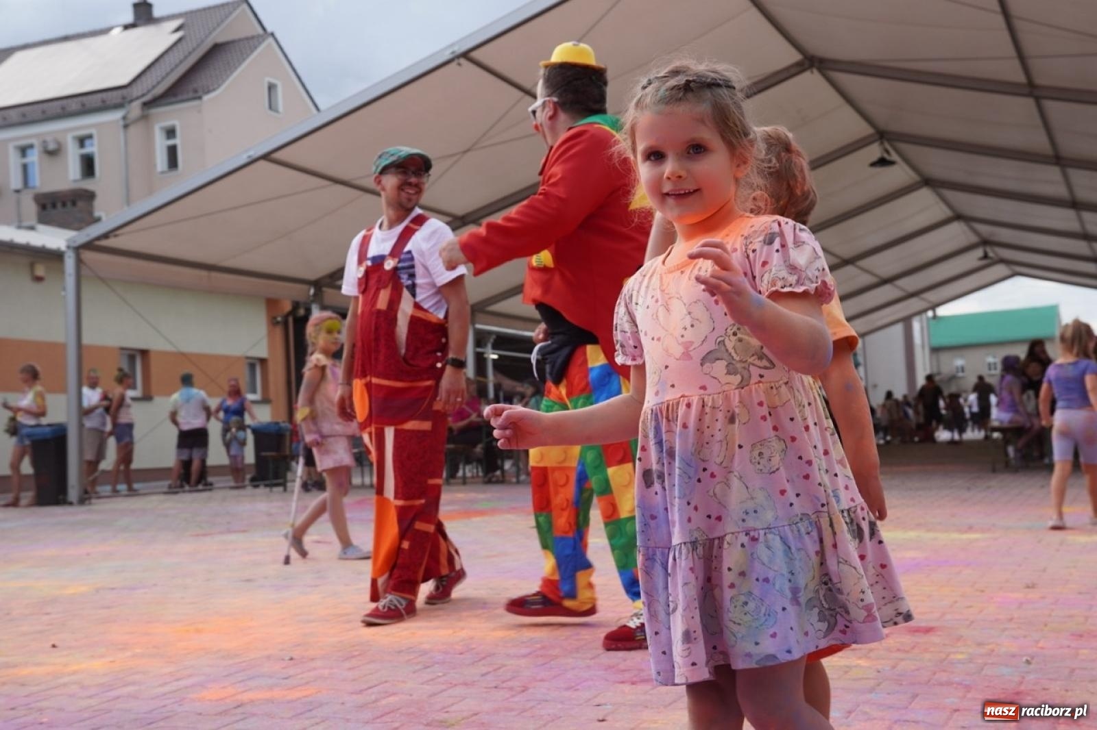 Zdjęcie w galerii na portalu naszraciborz.pl: Kolorowa fala radości w Pietrowicach Wielkich! Tłumy rodzin, muzyka i proszek holi – a to jeszcze nie koniec zabawy! wiadomości z regionu