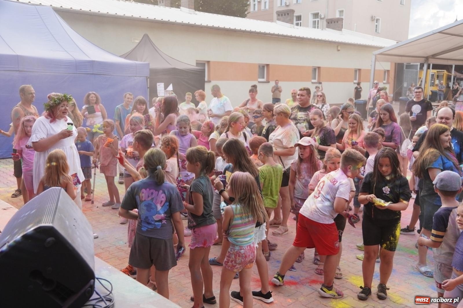 Zdjęcie w galerii na portalu naszraciborz.pl: Kolorowa fala radości w Pietrowicach Wielkich! Tłumy rodzin, muzyka i proszek holi – a to jeszcze nie koniec zabawy! wiadomości z regionu