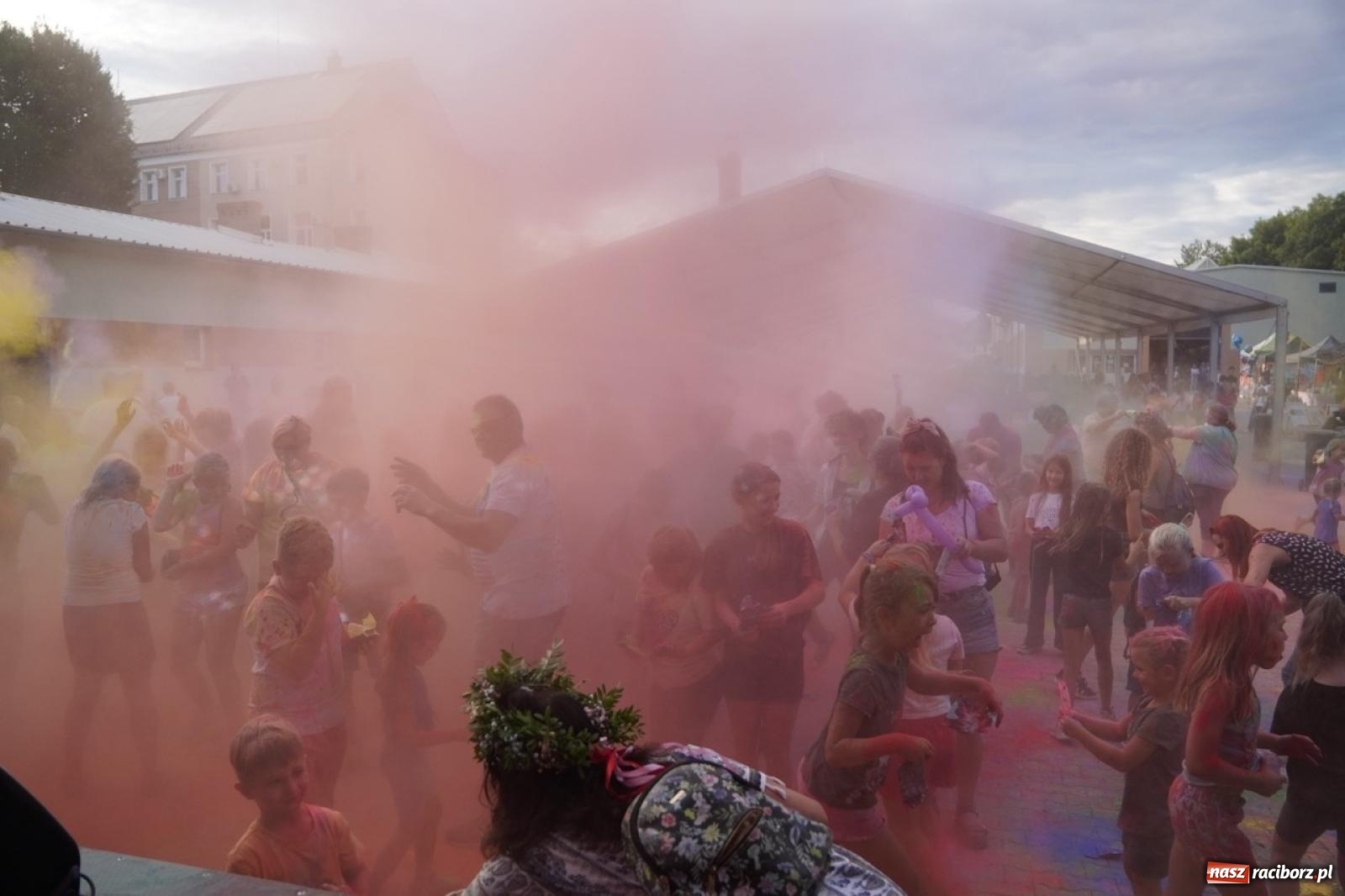 Zdjęcie w galerii na portalu naszraciborz.pl: Kolorowa fala radości w Pietrowicach Wielkich! Tłumy rodzin, muzyka i proszek holi – a to jeszcze nie koniec zabawy! wiadomości z regionu