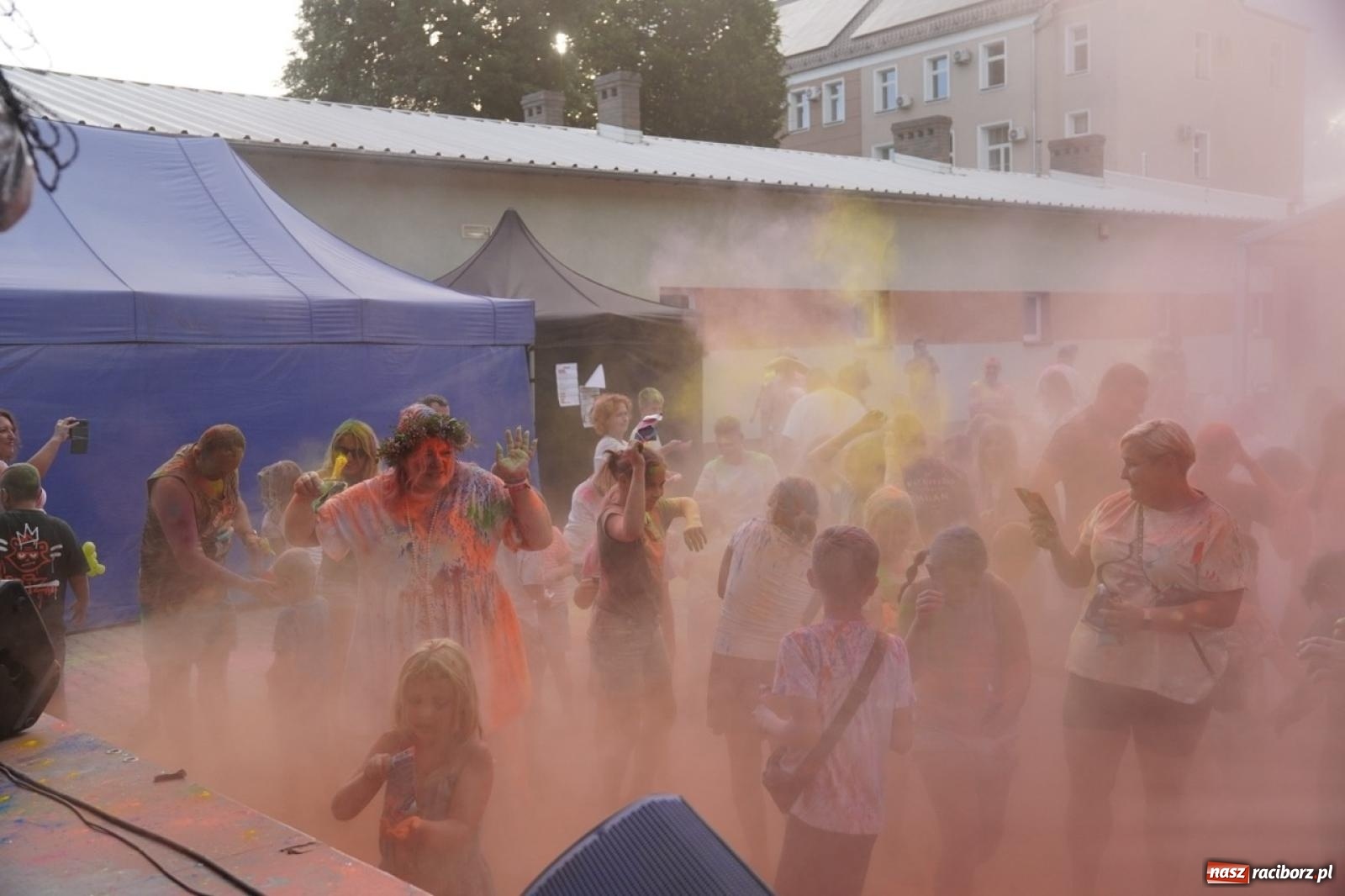 Zdjęcie w galerii na portalu naszraciborz.pl: Kolorowa fala radości w Pietrowicach Wielkich! Tłumy rodzin, muzyka i proszek holi – a to jeszcze nie koniec zabawy! wiadomości z regionu