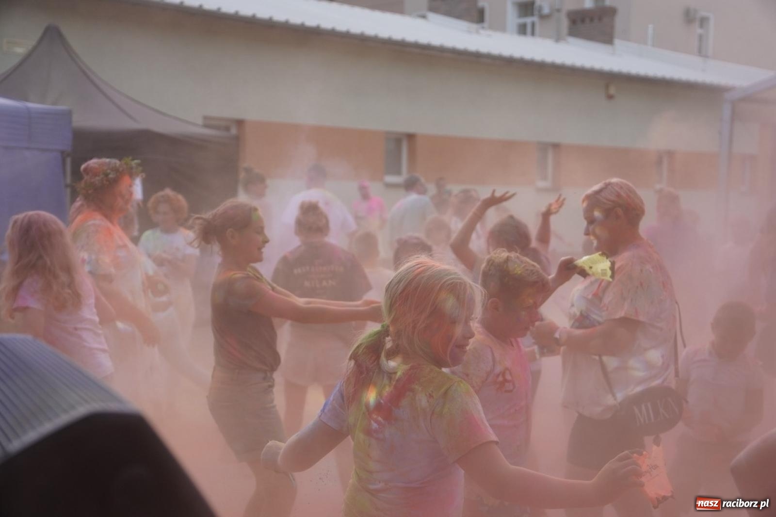 Zdjęcie w galerii na portalu naszraciborz.pl: Kolorowa fala radości w Pietrowicach Wielkich! Tłumy rodzin, muzyka i proszek holi – a to jeszcze nie koniec zabawy! wiadomości z regionu