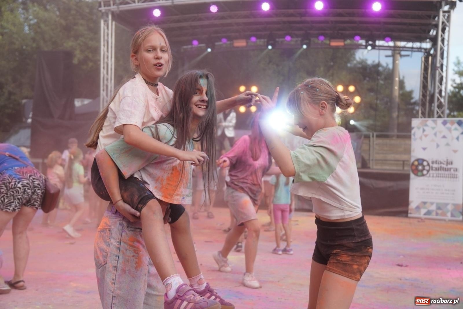 Zdjęcie w galerii na portalu naszraciborz.pl: Kolorowa fala radości w Pietrowicach Wielkich! Tłumy rodzin, muzyka i proszek holi – a to jeszcze nie koniec zabawy! wiadomości z regionu